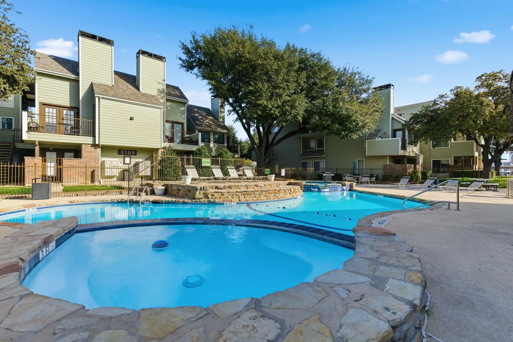 Condominium For Rent in Tarrant County , 3101 Sondra Drive 201 (Short Term), Fort Worth, Texas 76107, 1 Bedroom, 1 Bathroom, Garage spaces, 805 Sqft, built in 1981, Preowned, mls#21200200, Real Estate Agent in Fort Worth, Homes For Rent in Tarrant county, Homes For Rent in Fort Worth, Realtor in Fort Worth Texas, Real Estate Brokerage Independent Realty Texas, Luminita Cordes Realtor