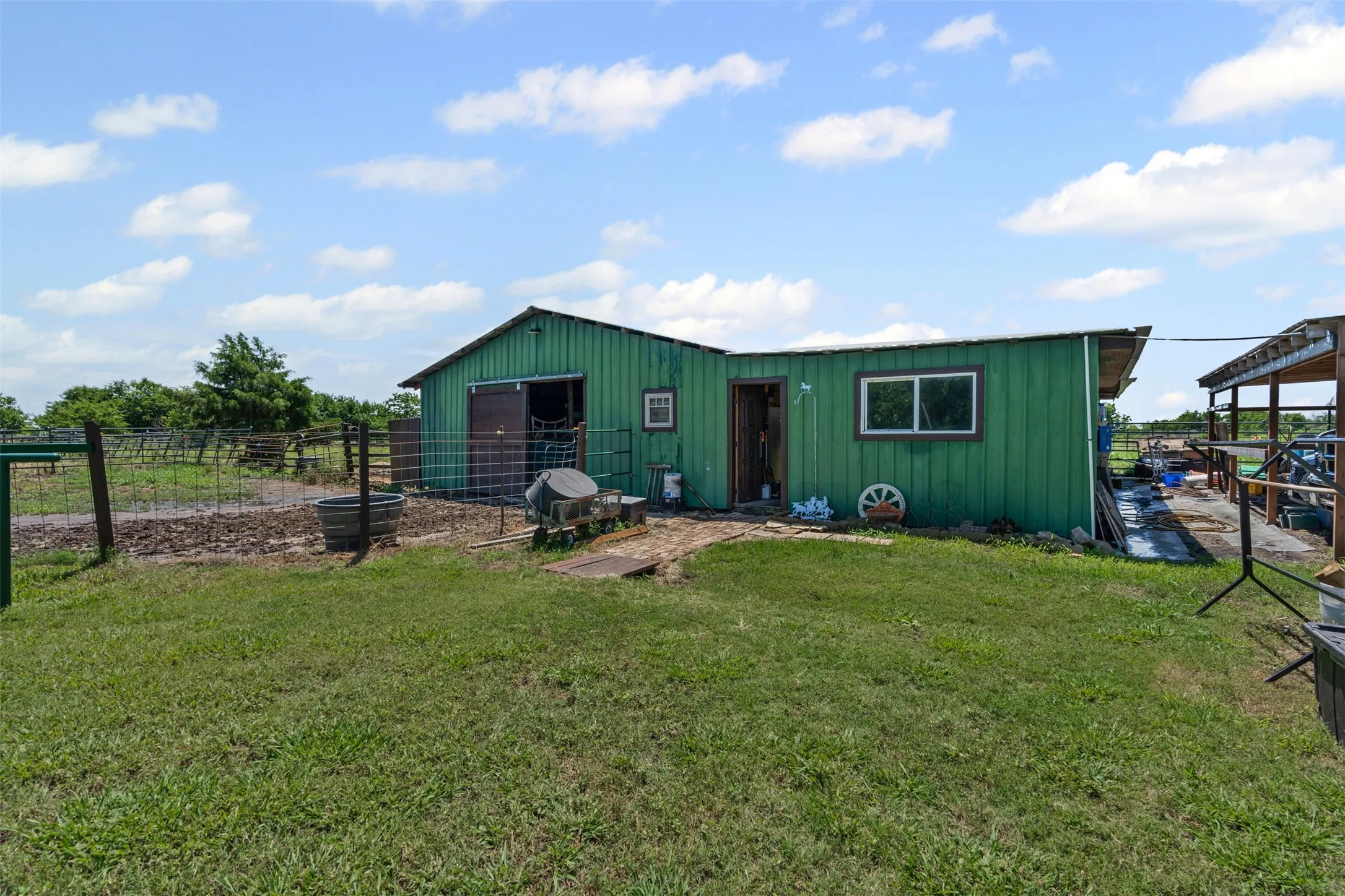 Farm For Sale in Fannin County , 901 County Road 3925, Wolfe City, Texas 75496, 3 Bedroom, 3 Bathroom, Garage spaces, 2,184 Sqft, built in 2007, Preowned, mls#21200209, Real Estate Agent in Wolfe City, Homes For Sale in Fannin county, Homes For Sale in Wolfe City, Realtor in Wolfe City Texas, Real Estate Brokerage Independent Realty Texas, Luminita Cordes Realtor