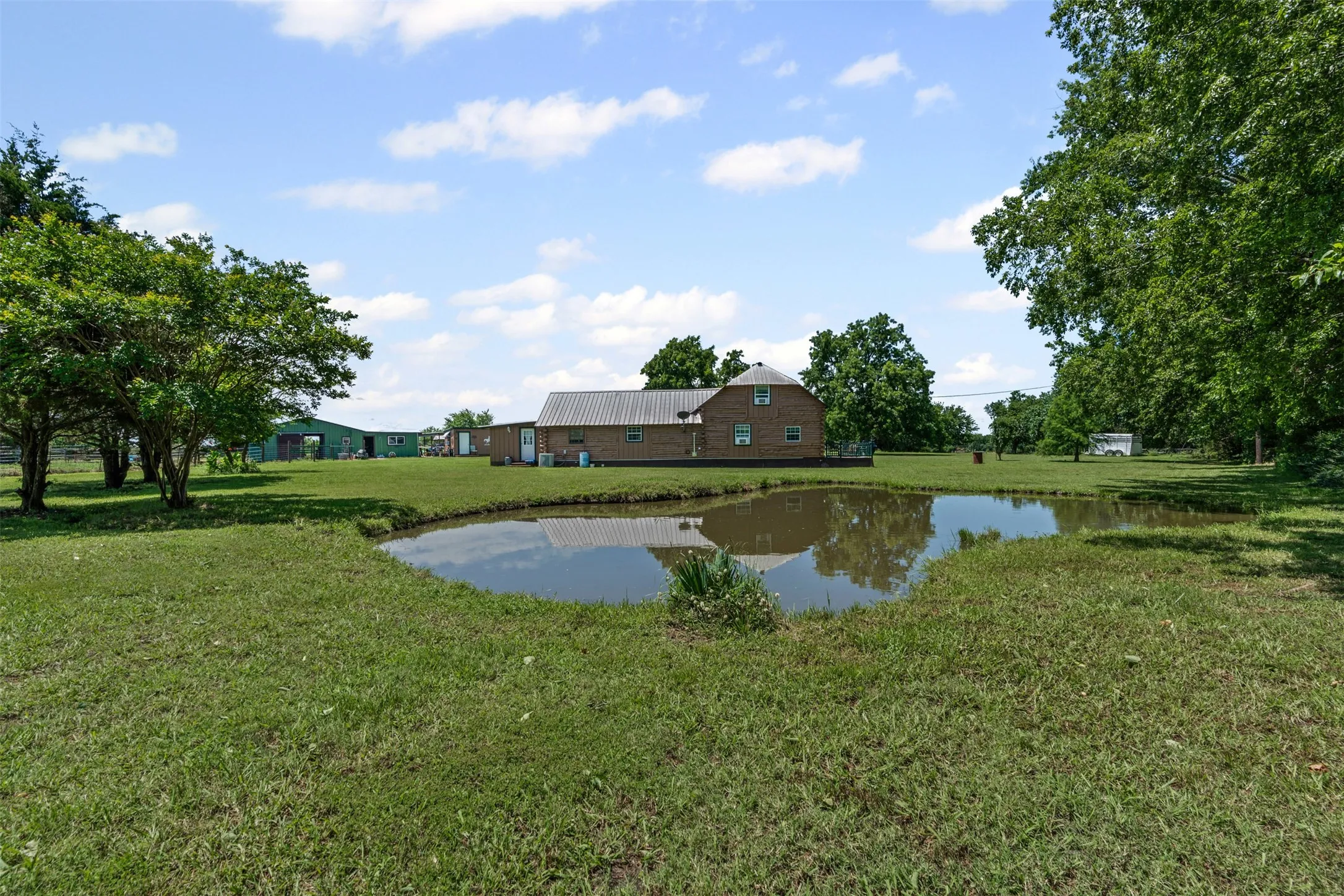 Farm For Sale in Fannin County , 901 County Road 3925, Wolfe City, Texas 75496, 3 Bedroom, 3 Bathroom, Garage spaces, 2,184 Sqft, built in 2007, Preowned, mls#21200209, Real Estate Agent in Wolfe City, Homes For Sale in Fannin county, Homes For Sale in Wolfe City, Realtor in Wolfe City Texas, Real Estate Brokerage Independent Realty Texas, Luminita Cordes Realtor