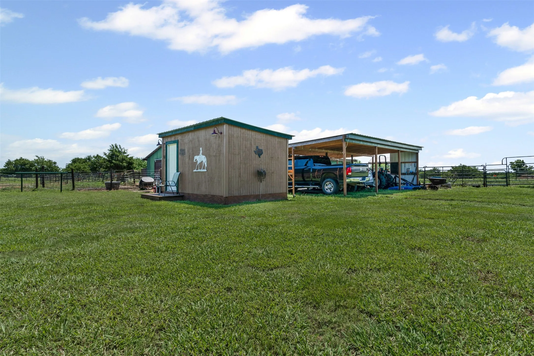 Farm For Sale in Fannin County , 901 County Road 3925, Wolfe City, Texas 75496, 3 Bedroom, 3 Bathroom, Garage spaces, 2,184 Sqft, built in 2007, Preowned, mls#21200209, Real Estate Agent in Wolfe City, Homes For Sale in Fannin county, Homes For Sale in Wolfe City, Realtor in Wolfe City Texas, Real Estate Brokerage Independent Realty Texas, Luminita Cordes Realtor
