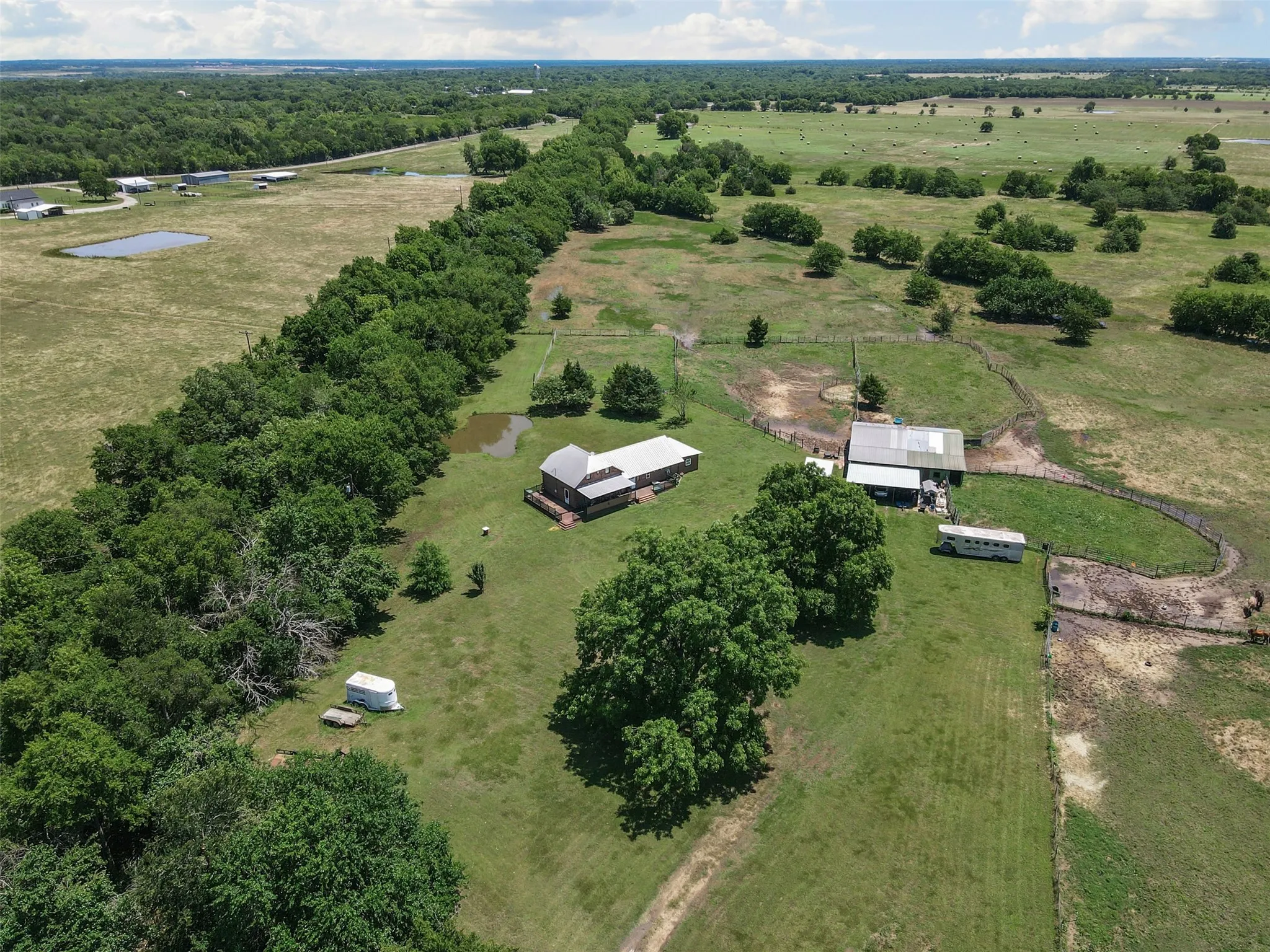 Farm For Sale in Fannin County , 901 County Road 3925, Wolfe City, Texas 75496, 3 Bedroom, 3 Bathroom, Garage spaces, 2,184 Sqft, built in 2007, Preowned, mls#21200209, Real Estate Agent in Wolfe City, Homes For Sale in Fannin county, Homes For Sale in Wolfe City, Realtor in Wolfe City Texas, Real Estate Brokerage Independent Realty Texas, Luminita Cordes Realtor