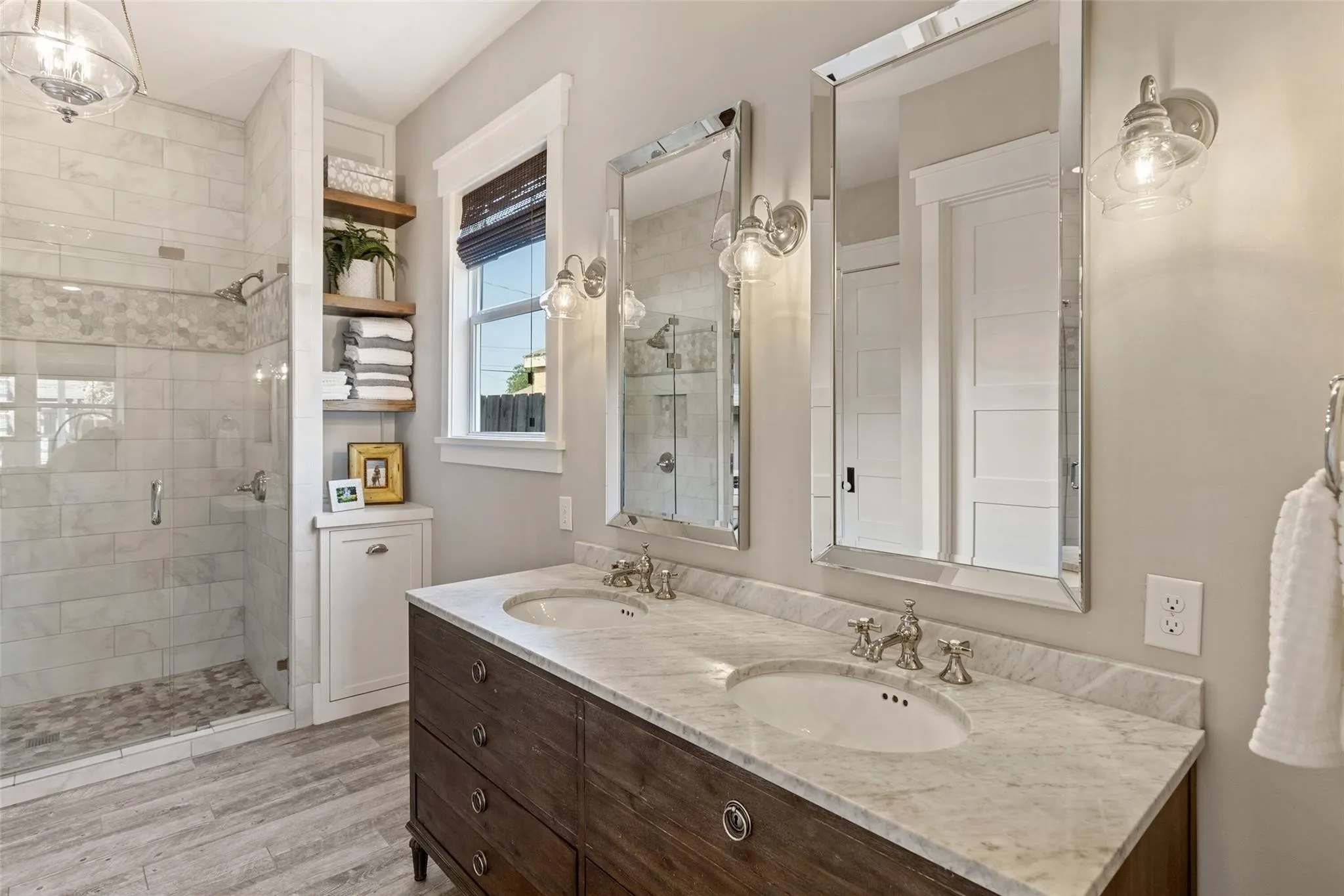 Single Family Residence For Sale in Dallas County , 1109 E Oakdale Road, Irving, Texas 75060, 4 Bedroom, 3 Bathroom, 2 Garage spaces, 3,396 Sqft, built in 2015, mls#21191236, Real Estate Agent in Irving, Homes For Sale in Dallas county, Homes For Sale in Irving, Realtor in Irving Texas, Real Estate Brokerage Independent Realty Texas, Luminita Cordes Realtor