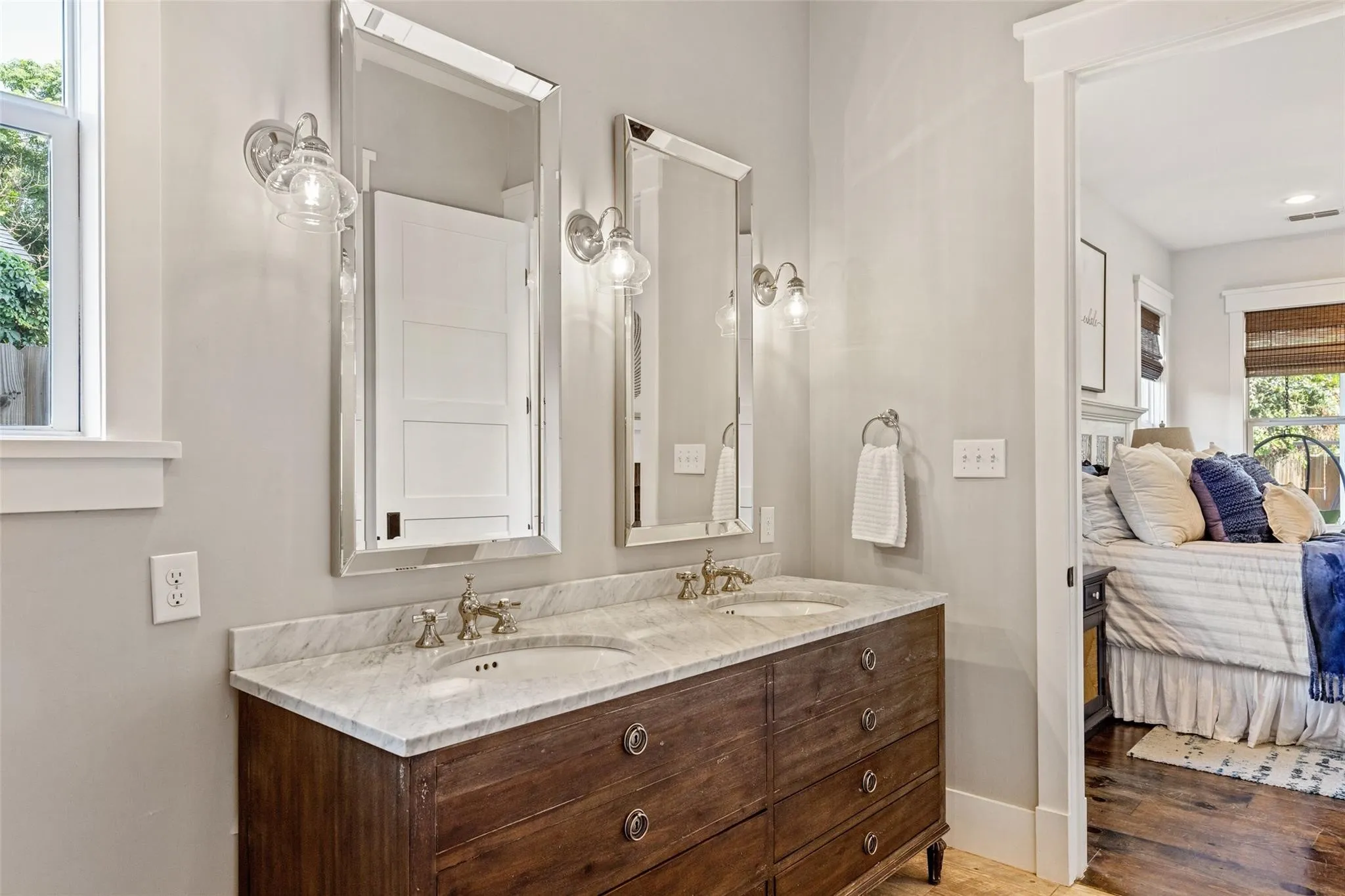 Single Family Residence For Sale in Dallas County , 1109 E Oakdale Road, Irving, Texas 75060, 4 Bedroom, 3 Bathroom, 2 Garage spaces, 3,396 Sqft, built in 2015, mls#21191236, Real Estate Agent in Irving, Homes For Sale in Dallas county, Homes For Sale in Irving, Realtor in Irving Texas, Real Estate Brokerage Independent Realty Texas, Luminita Cordes Realtor