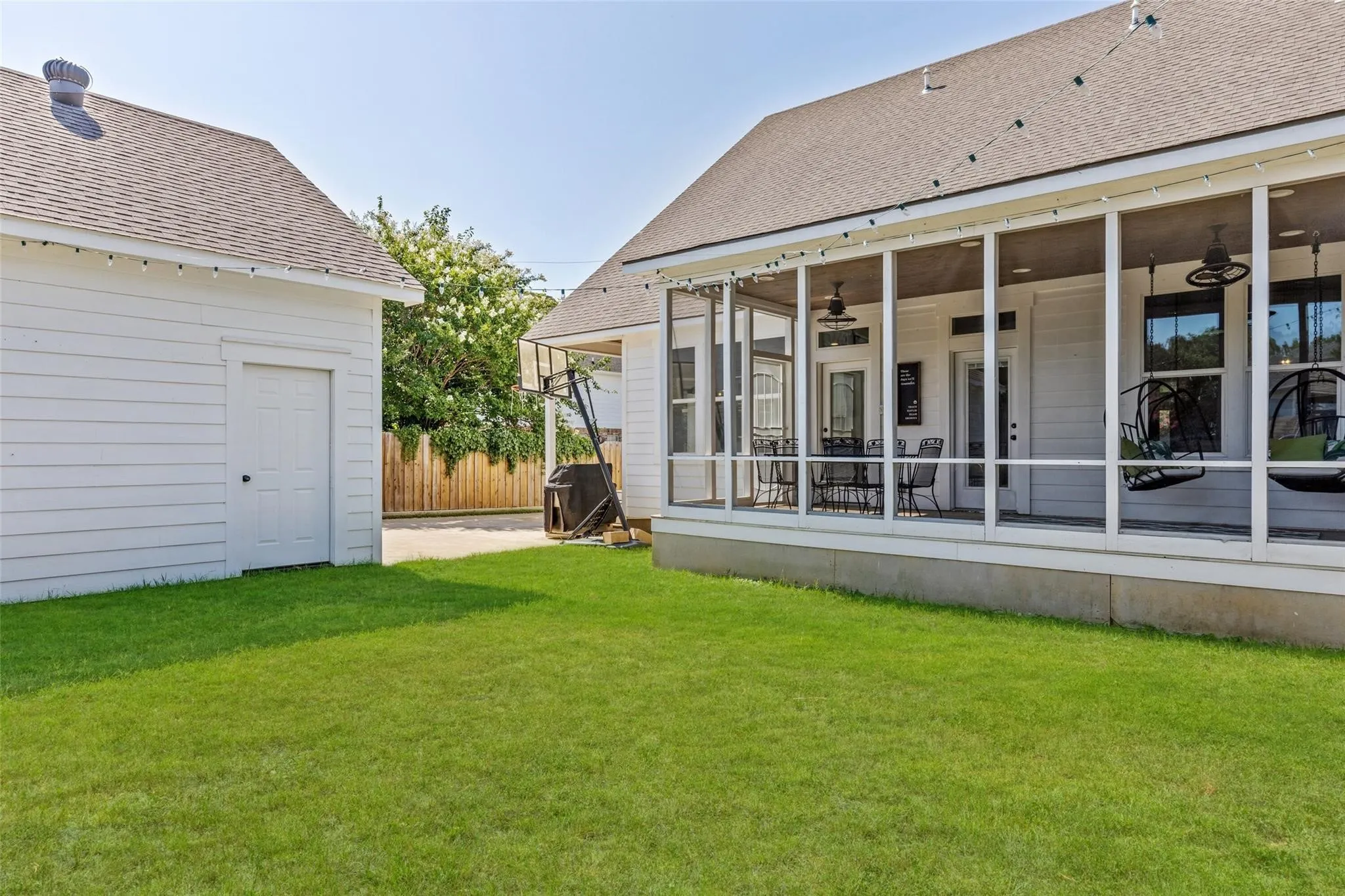 Single Family Residence For Sale in Dallas County , 1109 E Oakdale Road, Irving, Texas 75060, 4 Bedroom, 3 Bathroom, 2 Garage spaces, 3,396 Sqft, built in 2015, mls#21191236, Real Estate Agent in Irving, Homes For Sale in Dallas county, Homes For Sale in Irving, Realtor in Irving Texas, Real Estate Brokerage Independent Realty Texas, Luminita Cordes Realtor