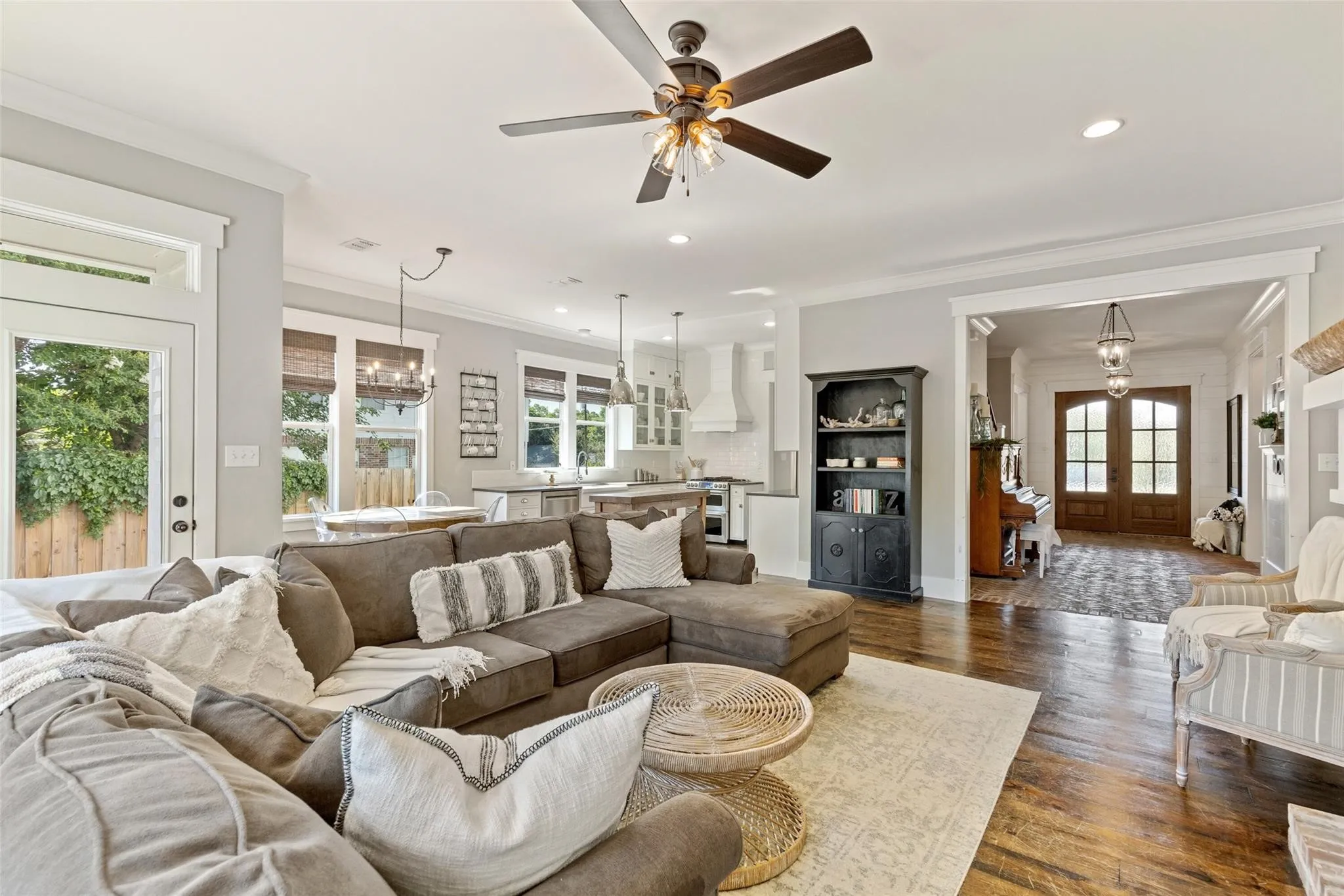 Single Family Residence For Sale in Dallas County , 1109 E Oakdale Road, Irving, Texas 75060, 4 Bedroom, 3 Bathroom, 2 Garage spaces, 3,396 Sqft, built in 2015, mls#21191236, Real Estate Agent in Irving, Homes For Sale in Dallas county, Homes For Sale in Irving, Realtor in Irving Texas, Real Estate Brokerage Independent Realty Texas, Luminita Cordes Realtor