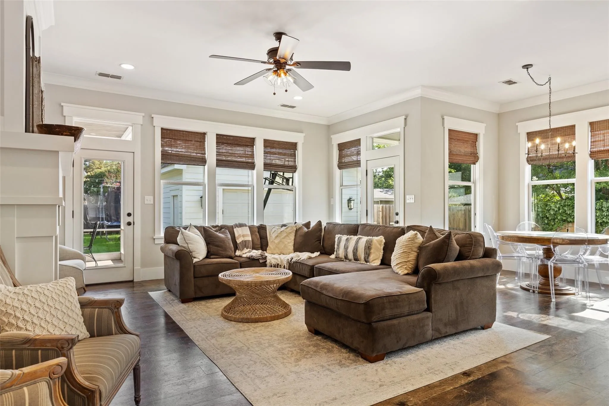 Single Family Residence For Sale in Dallas County , 1109 E Oakdale Road, Irving, Texas 75060, 4 Bedroom, 3 Bathroom, 2 Garage spaces, 3,396 Sqft, built in 2015, mls#21191236, Real Estate Agent in Irving, Homes For Sale in Dallas county, Homes For Sale in Irving, Realtor in Irving Texas, Real Estate Brokerage Independent Realty Texas, Luminita Cordes Realtor