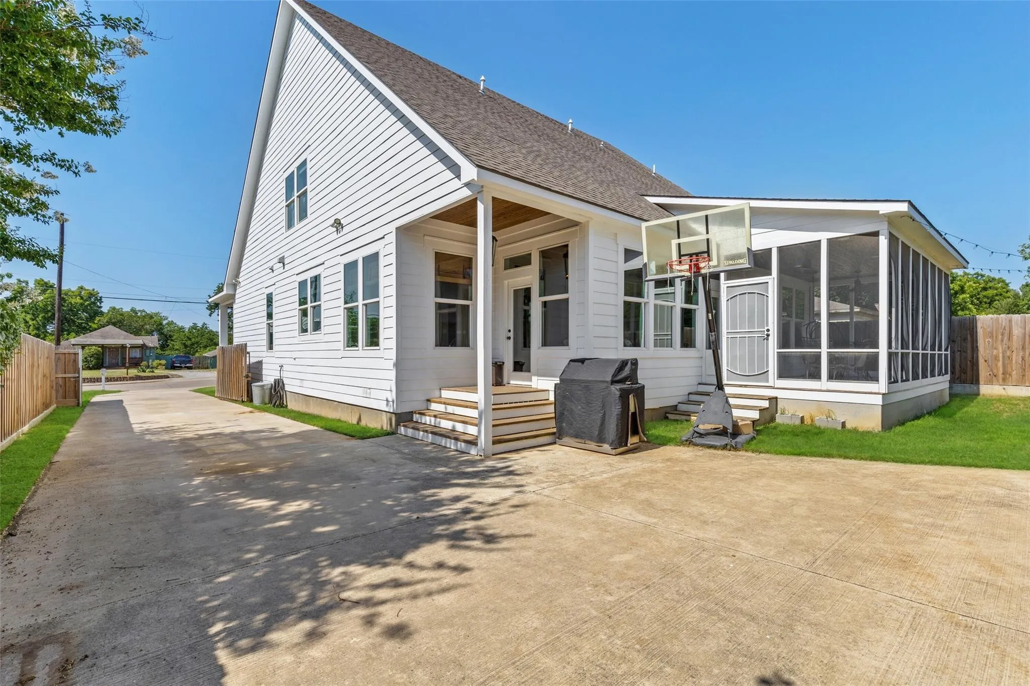 Single Family Residence For Sale in Dallas County , 1109 E Oakdale Road, Irving, Texas 75060, 4 Bedroom, 3 Bathroom, 2 Garage spaces, 3,396 Sqft, built in 2015, mls#21191236, Real Estate Agent in Irving, Homes For Sale in Dallas county, Homes For Sale in Irving, Realtor in Irving Texas, Real Estate Brokerage Independent Realty Texas, Luminita Cordes Realtor