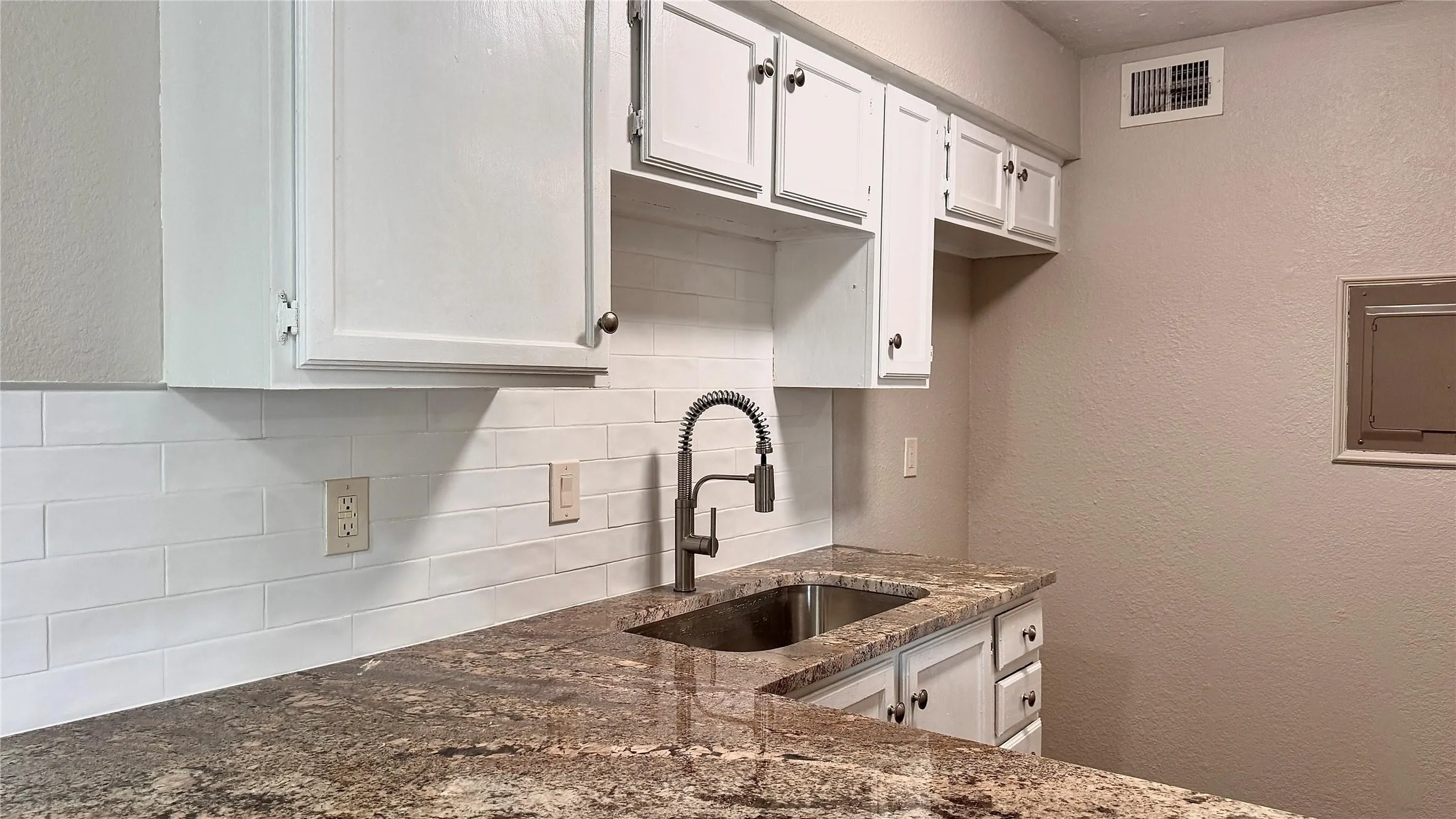 Condominium For Rent in Tarrant County , 1614 Pecan Chase Circle 59, Arlington, Texas 76012, 2 Bedroom, 1 Bathroom, Garage spaces, 851 Sqft, built in 1983, Preowned, mls#21197202, Real Estate Agent in Arlington, Homes For Rent in Tarrant county, Homes For Rent in Arlington, Realtor in Arlington Texas, Real Estate Brokerage Independent Realty Texas, Luminita Cordes Realtor