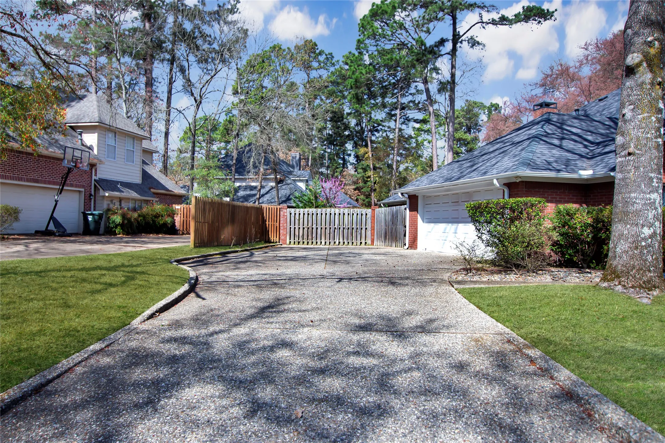 Single Family Residence For Sale in Smith County , 3617 Flagstone Drive, Tyler, Texas 75707, 3 Bedroom, 3 Bathroom, 2 Garage spaces, 3,244 Sqft, built in 1997, mls#21194626, Real Estate Agent in Tyler, Homes For Sale in Smith county, Homes For Sale in Tyler, Realtor in Tyler Texas, Real Estate Brokerage Independent Realty Texas, Luminita Cordes Realtor