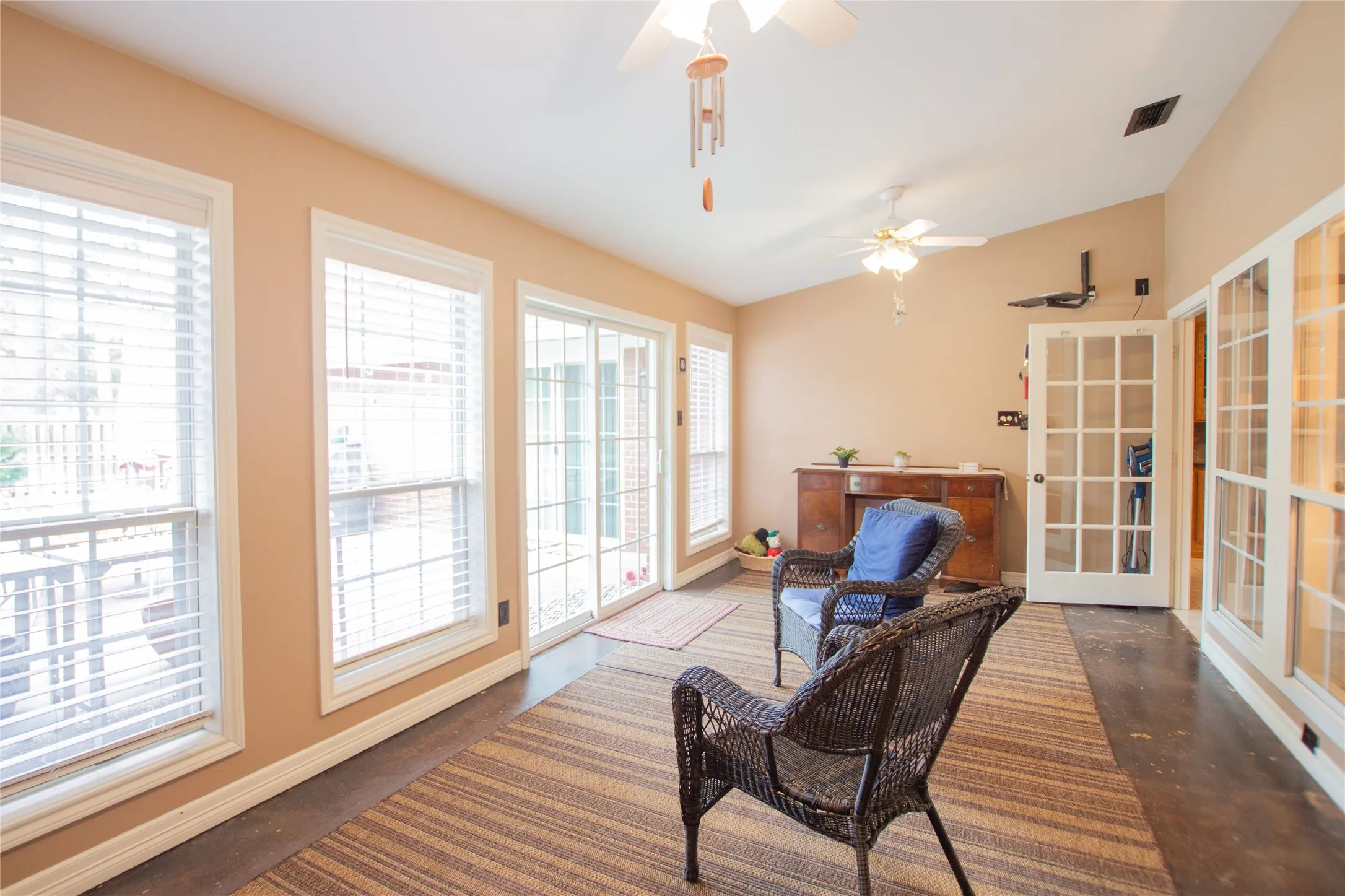 Single Family Residence For Sale in Smith County , 3617 Flagstone Drive, Tyler, Texas 75707, 3 Bedroom, 3 Bathroom, 2 Garage spaces, 3,244 Sqft, built in 1997, mls#21194626, Real Estate Agent in Tyler, Homes For Sale in Smith county, Homes For Sale in Tyler, Realtor in Tyler Texas, Real Estate Brokerage Independent Realty Texas, Luminita Cordes Realtor