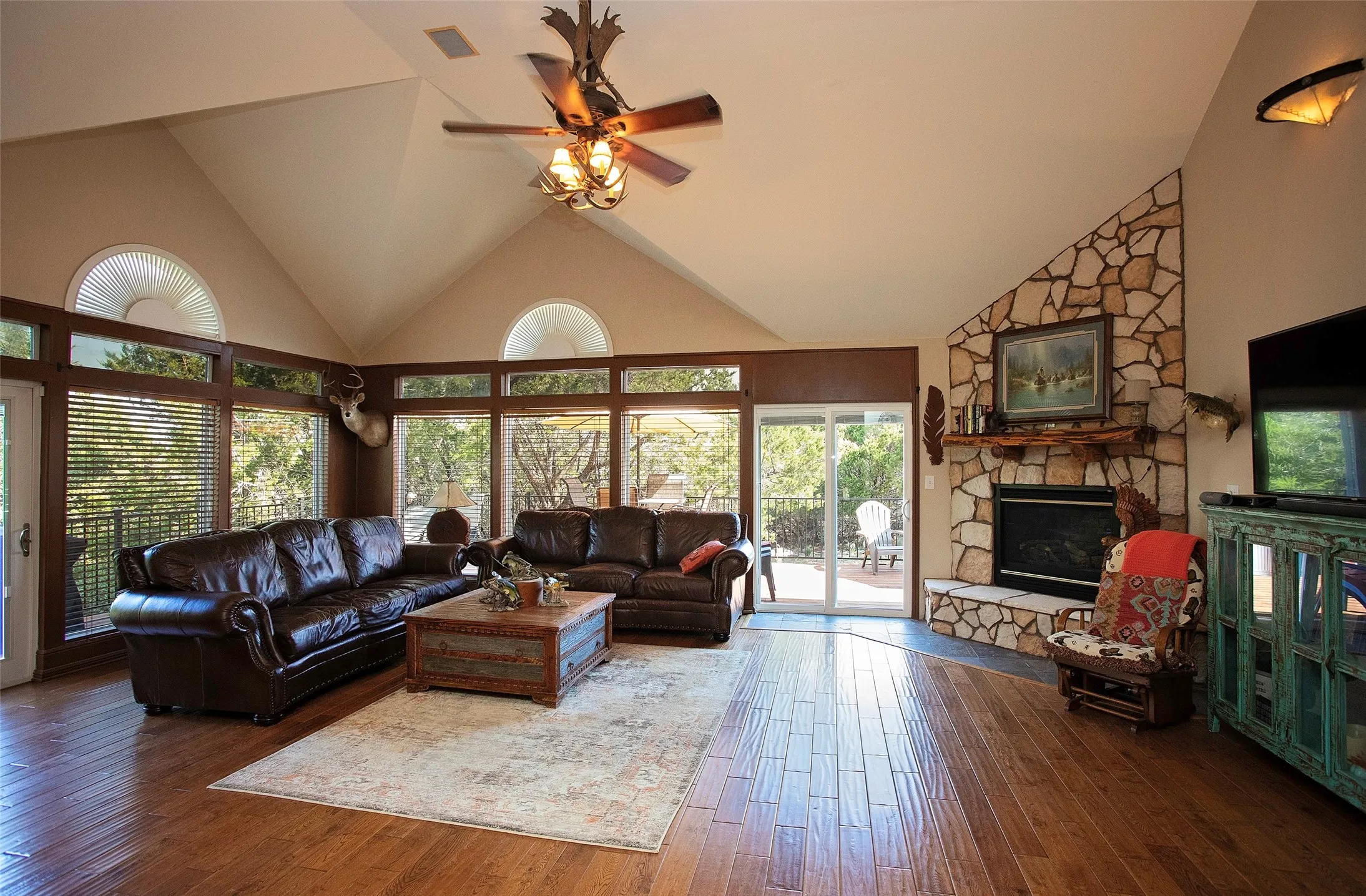 Single Family Residence For Sale in Palo Pinto County , 880 Cliffs Drive, Possum Kingdom Lake, Texas 76449, 3 Bedrooms, 2 Bathrooms, Garage spaces, 1,729 Sqft, built in 1998, Preowned, Price $518,500, mls#21195294, Real Estate Agent in Possum Kingdom Lake, Homes For Sale in Palo Pinto county, Homes For Sale in Possum Kingdom Lake, Realtor in Possum Kingdom Lake Texas, Real Estate Brokerage Independent Realty Texas, Luminita Cordes Realtor