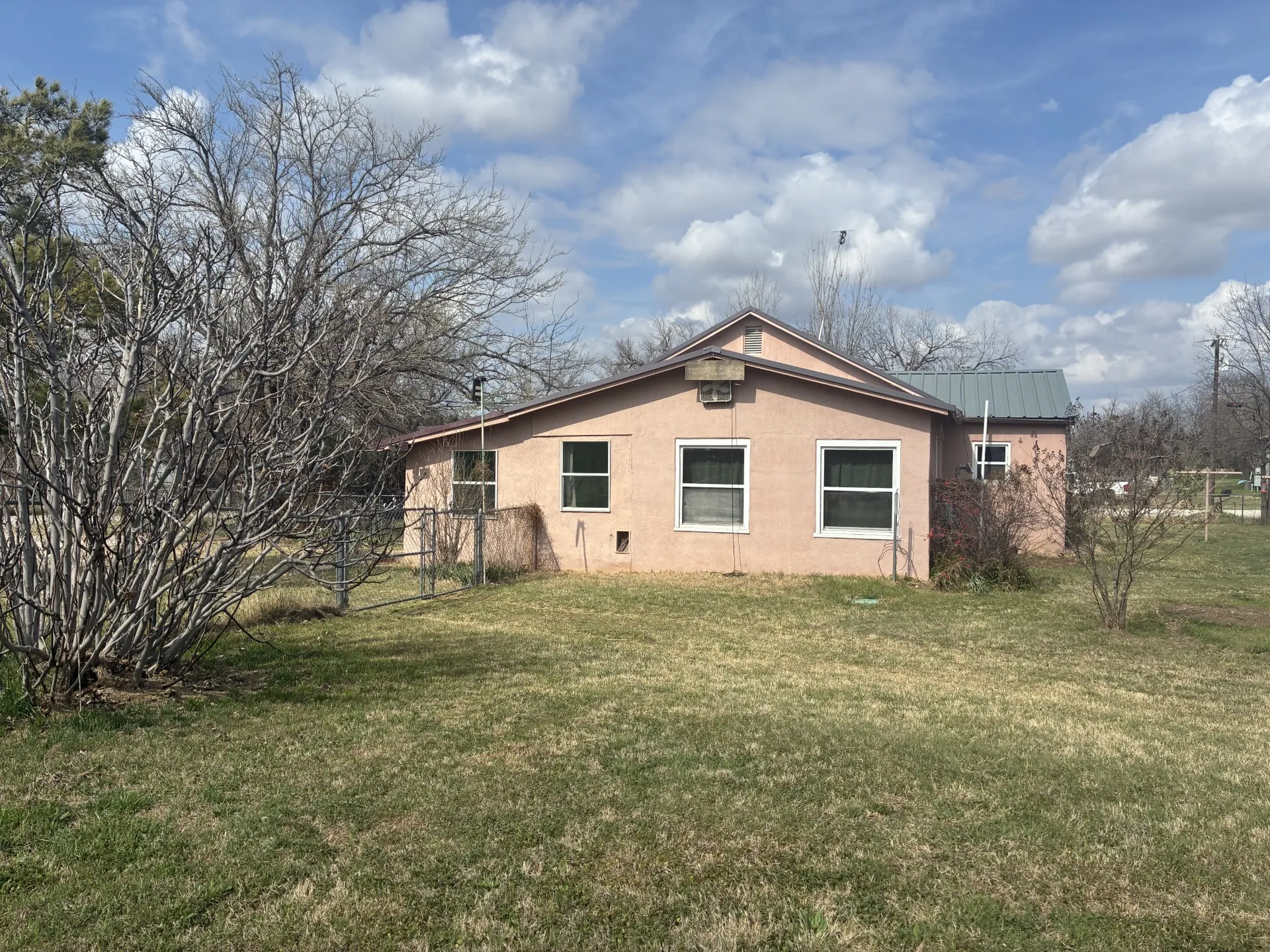 Single Family Residence For Sale in Young County , 111 Lamar Street, Graham, Texas 76450, 2 Bedroom, 1 Bathroom, Garage spaces, 1,123 Sqft, built in 1965, mls#21124298, Real Estate Agent in Graham, Homes For Sale in Young county, Homes For Sale in Graham, Realtor in Graham Texas, Real Estate Brokerage Independent Realty Texas, Luminita Cordes Realtor