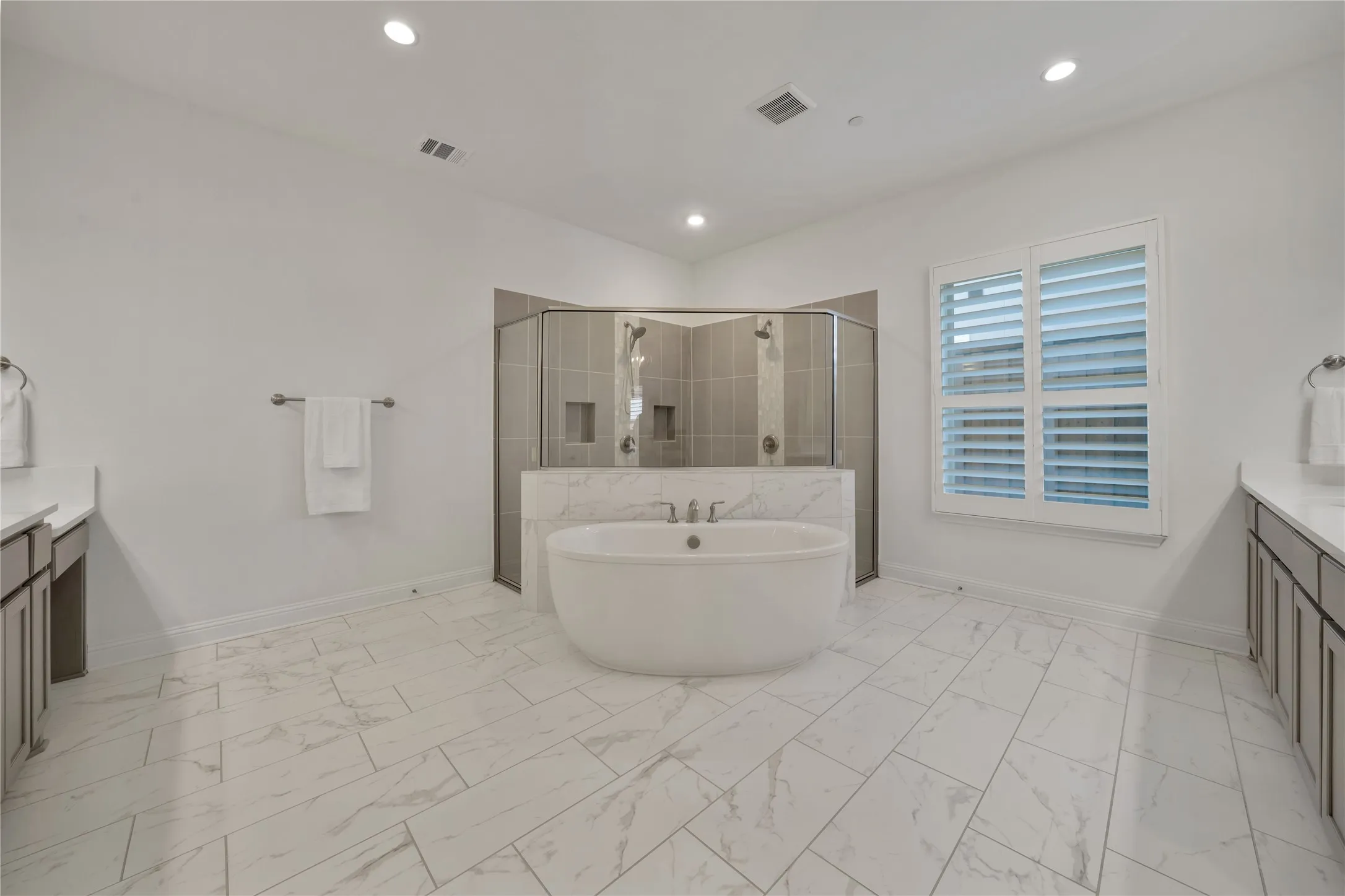 Single Family Residence For Sale in Collin County , 13452 Spokane Way, Frisco, Texas 75035, 5 Bedroom, 6 Bathroom, 4 Garage spaces, 5,471 Sqft, built in 2019, Preowned, mls#21187616, Real Estate Agent in Frisco, Homes For Sale in Collin county, Homes For Sale in Frisco, Realtor in Frisco Texas, Real Estate Brokerage Independent Realty Texas, Luminita Cordes Realtor