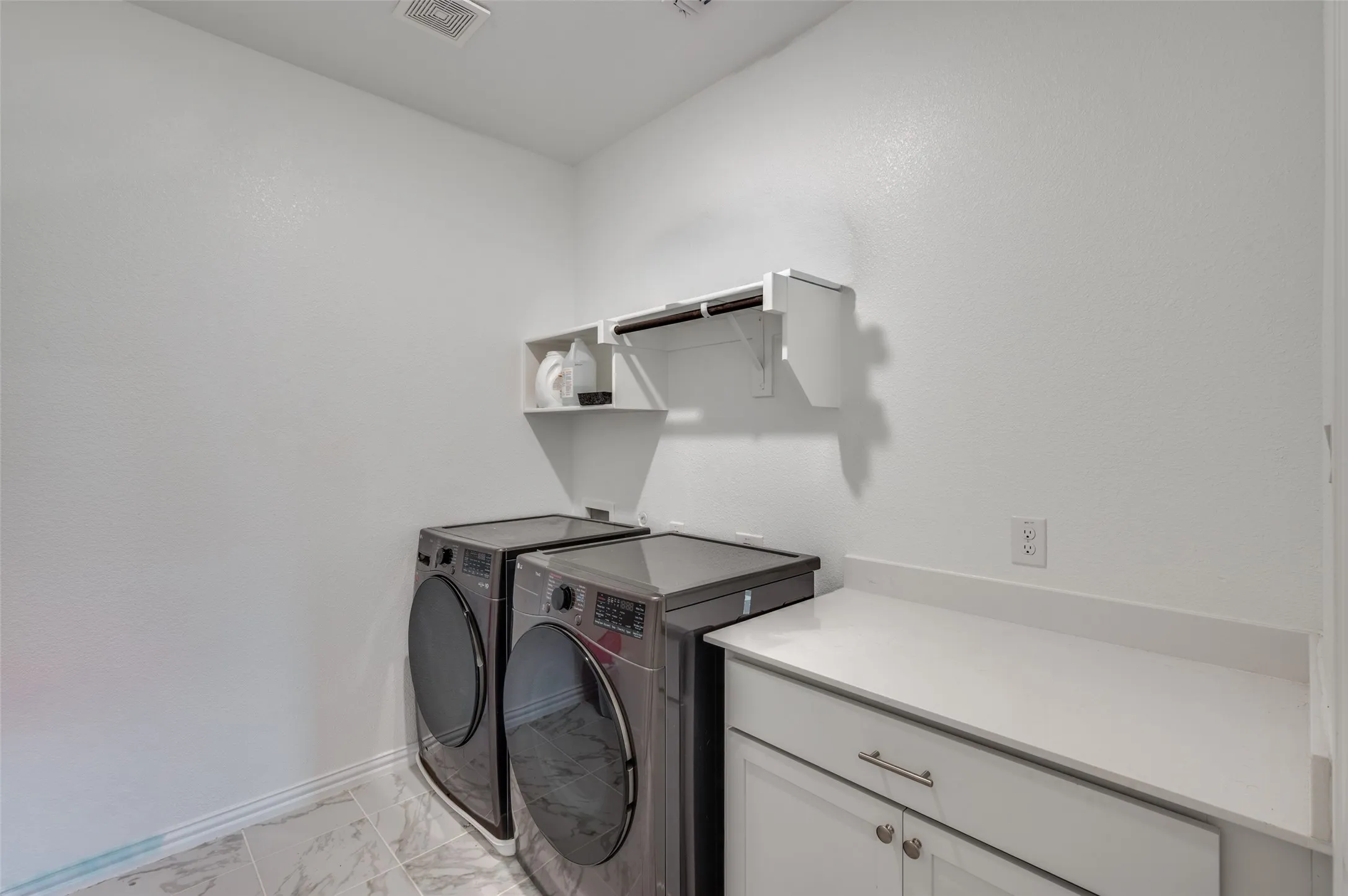 Townhouse For Sale in Denton County , 314 Colusa Drive, Lewisville, Texas 75056, 3 Bedroom, 3 Bathroom, 2 Garage spaces, 2,659 Sqft, built in 2022, mls#21200334, Real Estate Agent in Lewisville, Homes For Sale in Denton county, Homes For Sale in Lewisville, Realtor in Lewisville Texas, Real Estate Brokerage Independent Realty Texas, Luminita Cordes Realtor