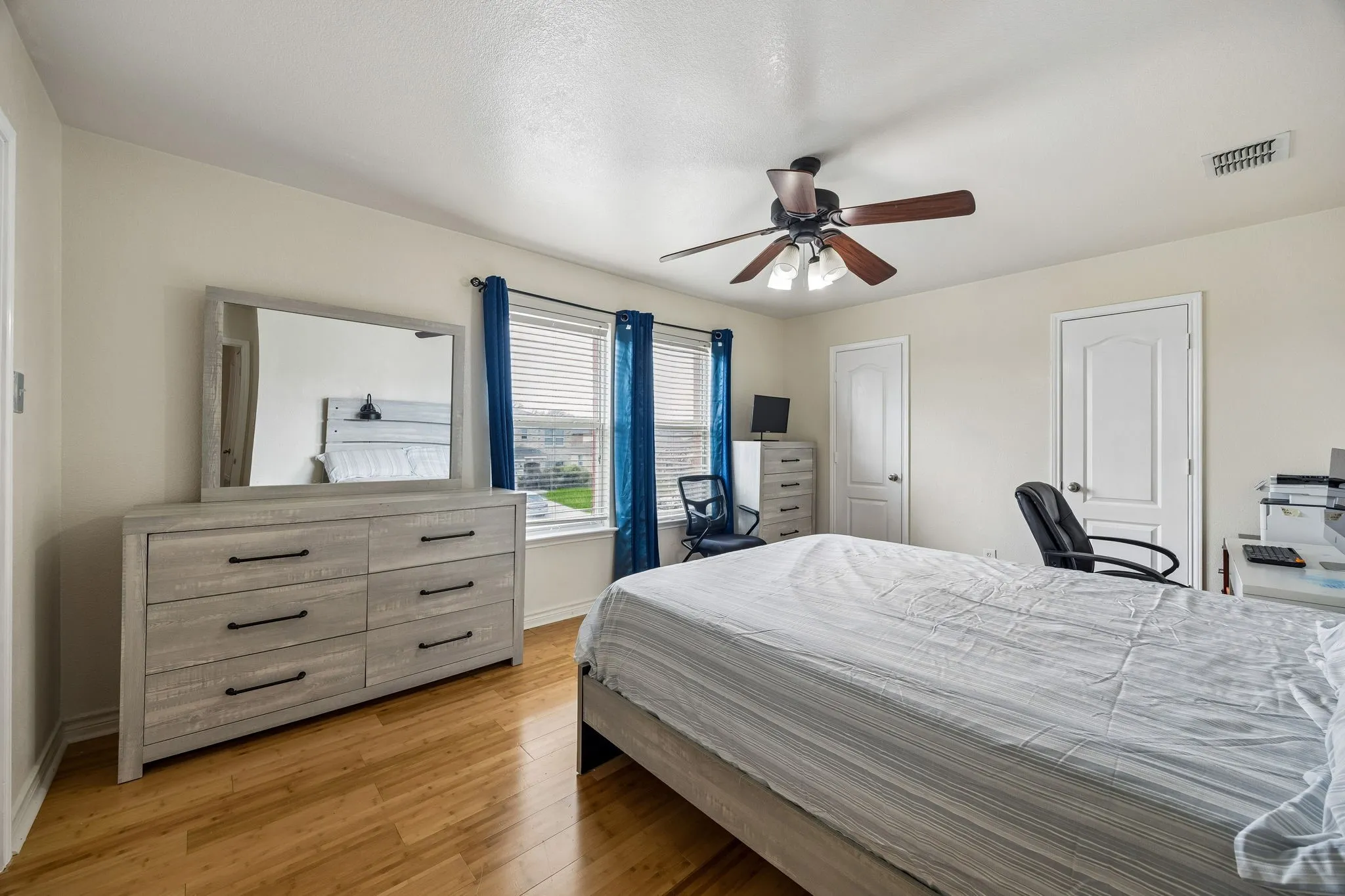 Single Family Residence For Sale in Dallas County , 4706 Creekview Lane, Balch Springs, Texas 75180, 3 Bedroom, 3 Bathroom, 2 Garage spaces, 2,362 Sqft, built in 2006, mls#21200317, Real Estate Agent in Balch Springs, Homes For Sale in Dallas county, Homes For Sale in Balch Springs, Realtor in Balch Springs Texas, Real Estate Brokerage Independent Realty Texas, Luminita Cordes Realtor
