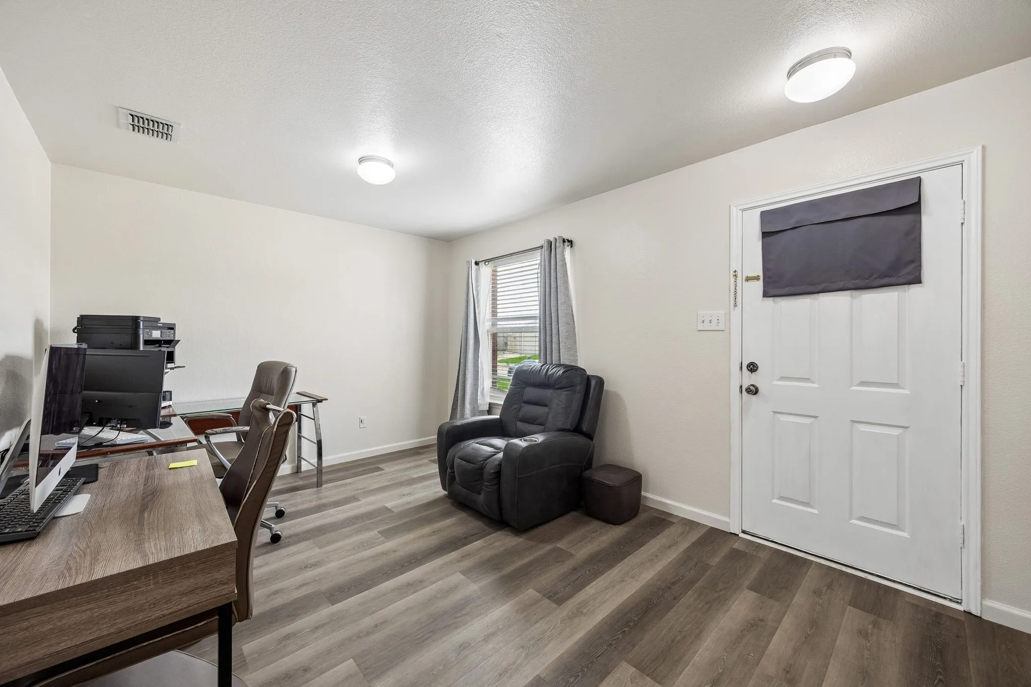 Single Family Residence For Sale in Dallas County , 4706 Creekview Lane, Balch Springs, Texas 75180, 3 Bedroom, 3 Bathroom, 2 Garage spaces, 2,362 Sqft, built in 2006, mls#21200317, Real Estate Agent in Balch Springs, Homes For Sale in Dallas county, Homes For Sale in Balch Springs, Realtor in Balch Springs Texas, Real Estate Brokerage Independent Realty Texas, Luminita Cordes Realtor
