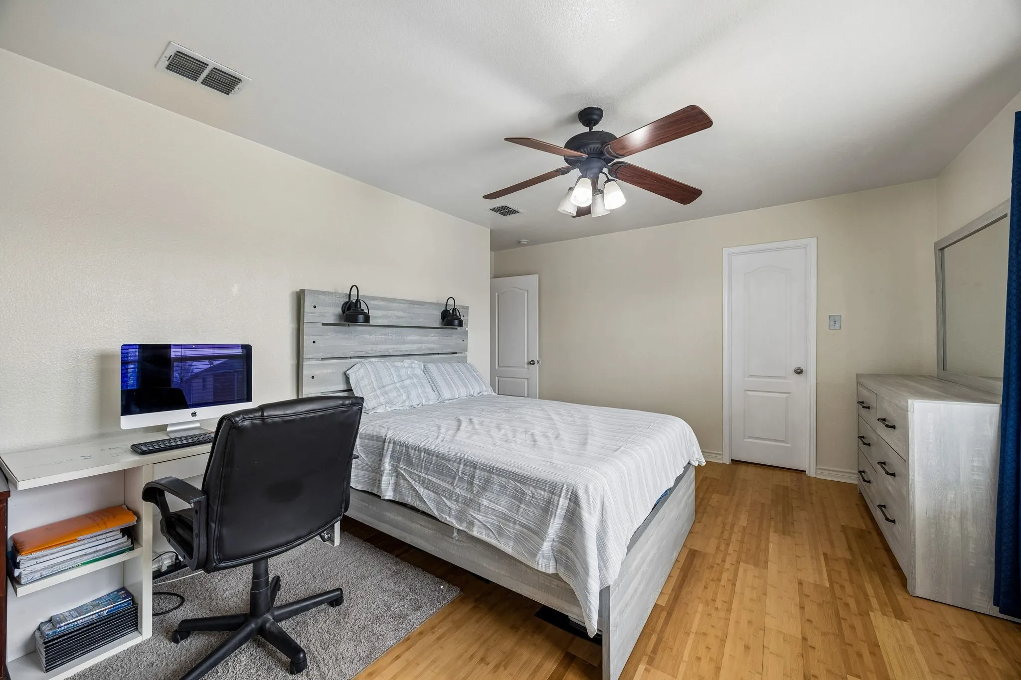 Single Family Residence For Sale in Dallas County , 4706 Creekview Lane, Balch Springs, Texas 75180, 3 Bedroom, 3 Bathroom, 2 Garage spaces, 2,362 Sqft, built in 2006, mls#21200317, Real Estate Agent in Balch Springs, Homes For Sale in Dallas county, Homes For Sale in Balch Springs, Realtor in Balch Springs Texas, Real Estate Brokerage Independent Realty Texas, Luminita Cordes Realtor