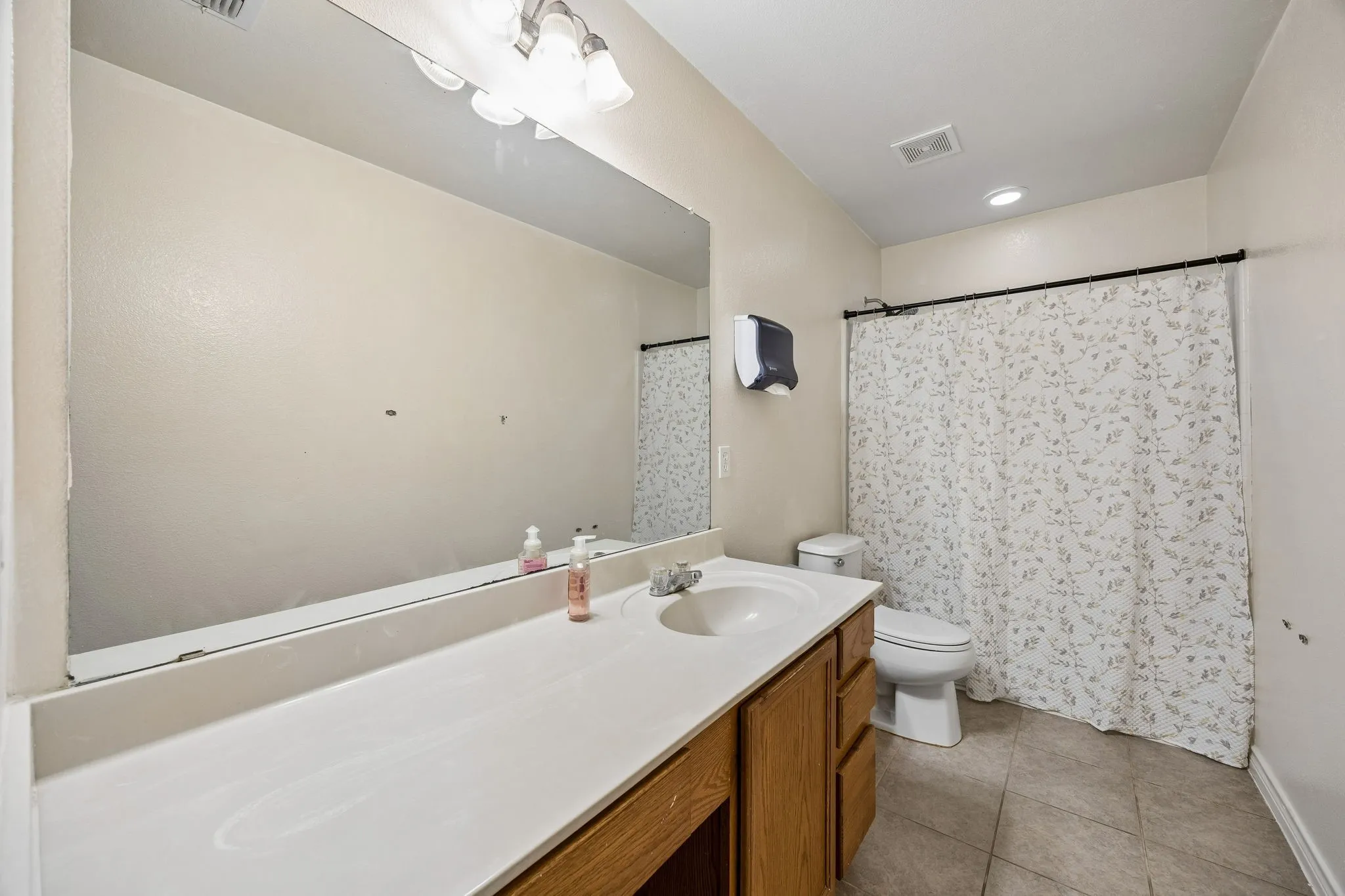 Single Family Residence For Sale in Dallas County , 4706 Creekview Lane, Balch Springs, Texas 75180, 3 Bedroom, 3 Bathroom, 2 Garage spaces, 2,362 Sqft, built in 2006, mls#21200317, Real Estate Agent in Balch Springs, Homes For Sale in Dallas county, Homes For Sale in Balch Springs, Realtor in Balch Springs Texas, Real Estate Brokerage Independent Realty Texas, Luminita Cordes Realtor