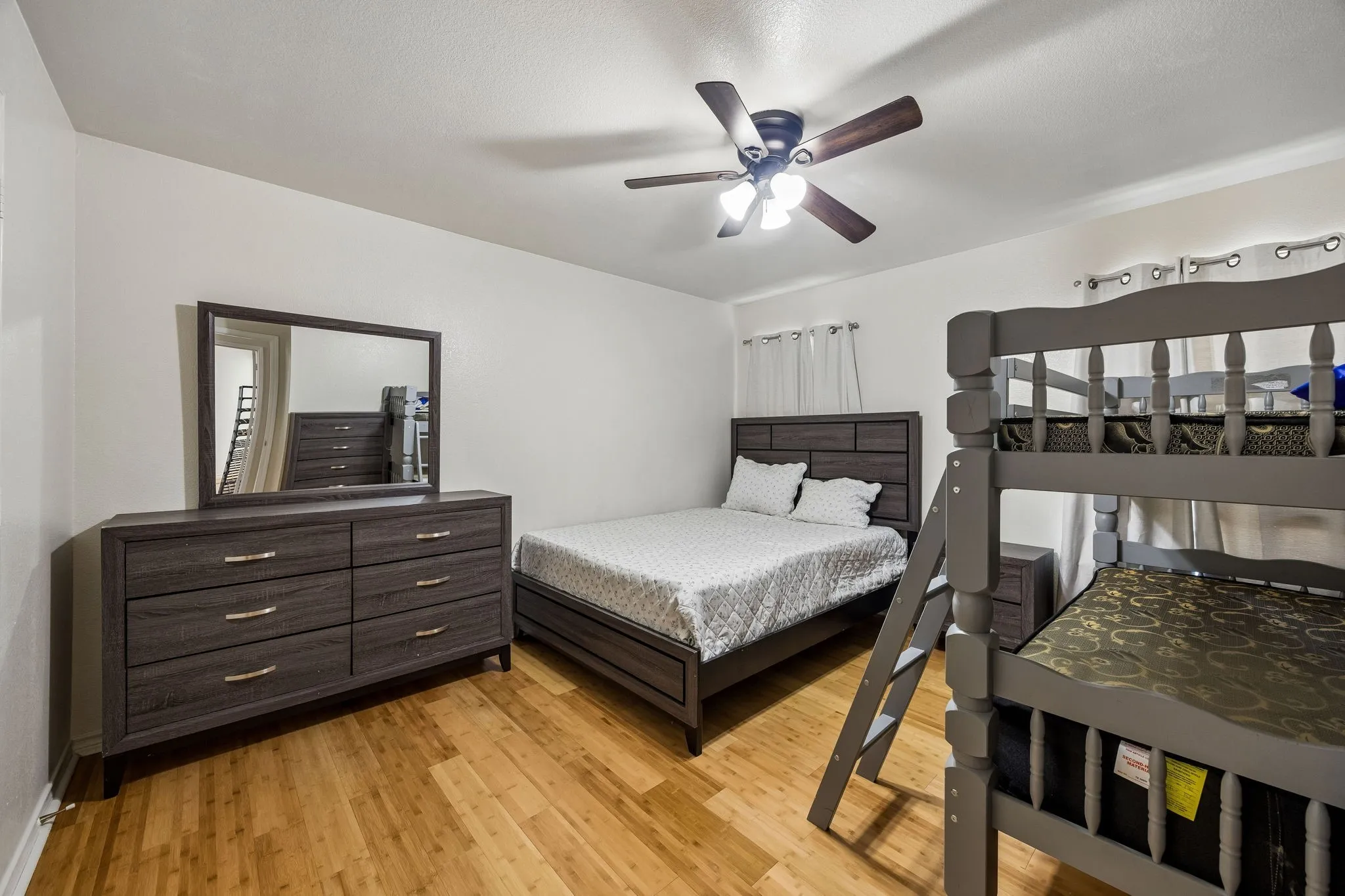 Single Family Residence For Sale in Dallas County , 4706 Creekview Lane, Balch Springs, Texas 75180, 3 Bedroom, 3 Bathroom, 2 Garage spaces, 2,362 Sqft, built in 2006, mls#21200317, Real Estate Agent in Balch Springs, Homes For Sale in Dallas county, Homes For Sale in Balch Springs, Realtor in Balch Springs Texas, Real Estate Brokerage Independent Realty Texas, Luminita Cordes Realtor