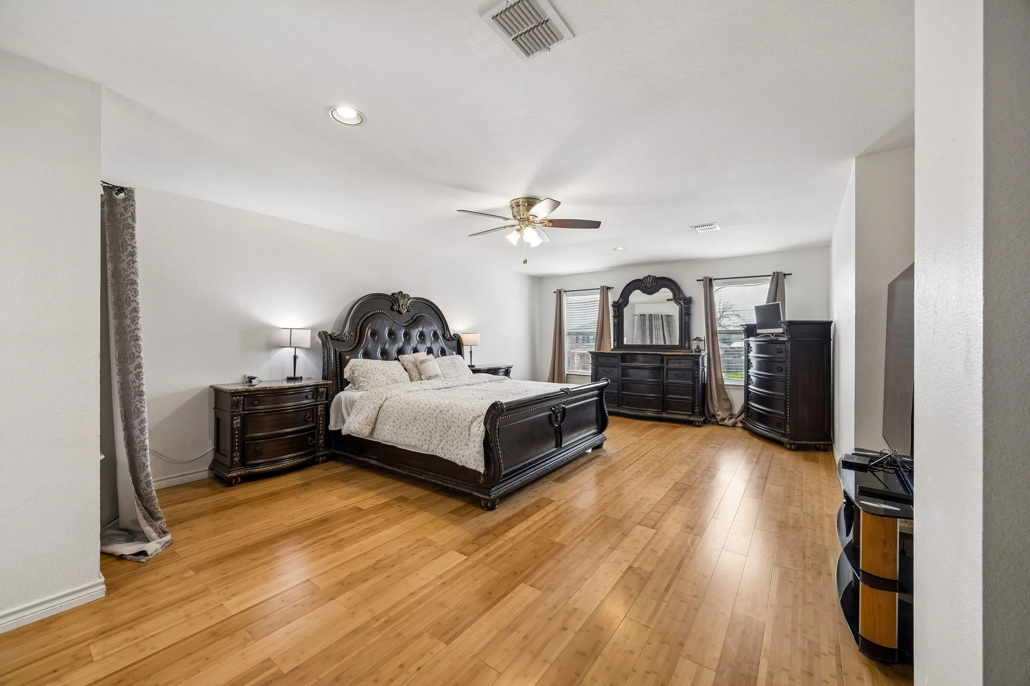 Single Family Residence For Sale in Dallas County , 4706 Creekview Lane, Balch Springs, Texas 75180, 3 Bedroom, 3 Bathroom, 2 Garage spaces, 2,362 Sqft, built in 2006, mls#21200317, Real Estate Agent in Balch Springs, Homes For Sale in Dallas county, Homes For Sale in Balch Springs, Realtor in Balch Springs Texas, Real Estate Brokerage Independent Realty Texas, Luminita Cordes Realtor