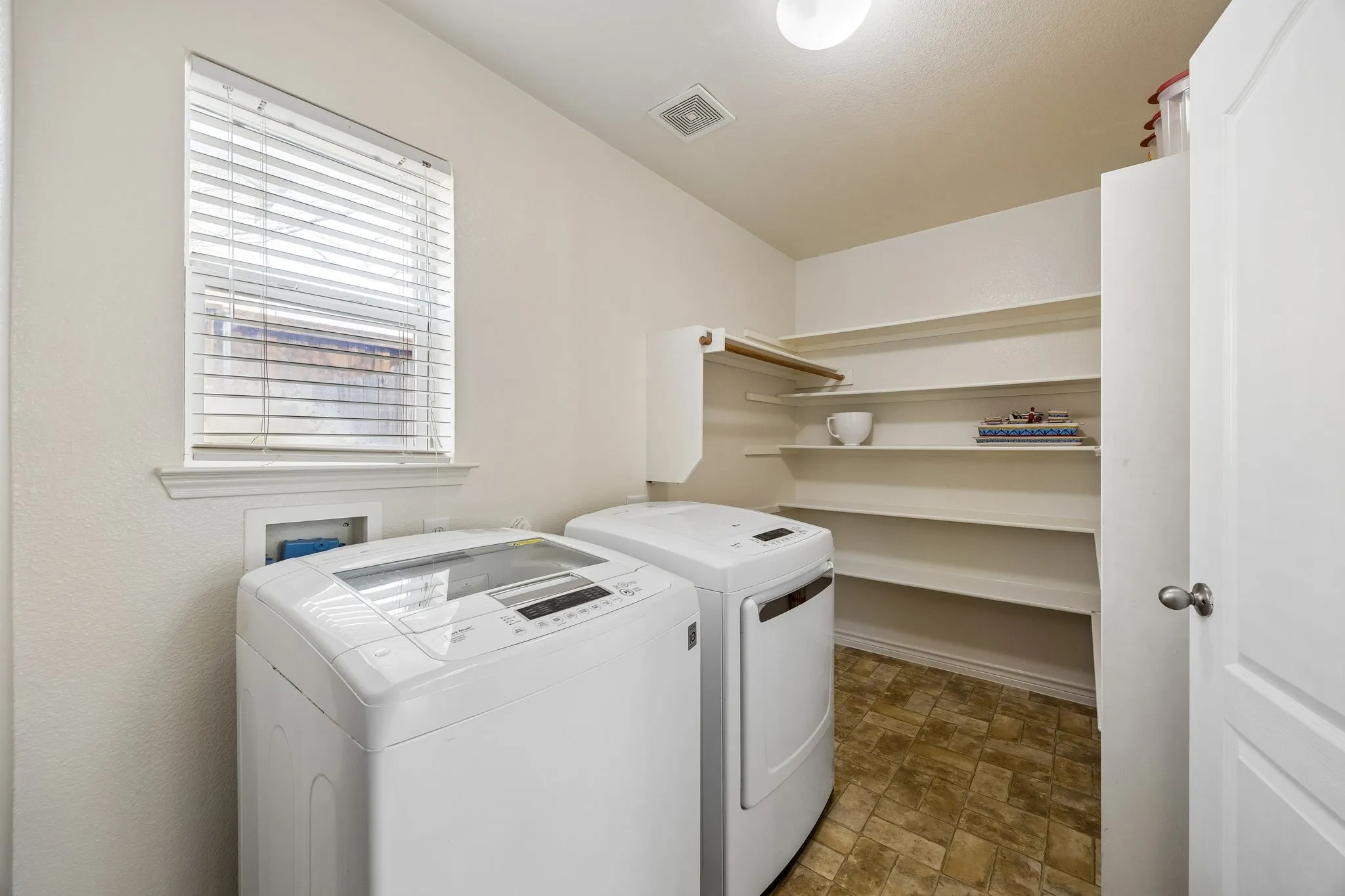 Single Family Residence For Sale in Dallas County , 4706 Creekview Lane, Balch Springs, Texas 75180, 3 Bedroom, 3 Bathroom, 2 Garage spaces, 2,362 Sqft, built in 2006, mls#21200317, Real Estate Agent in Balch Springs, Homes For Sale in Dallas county, Homes For Sale in Balch Springs, Realtor in Balch Springs Texas, Real Estate Brokerage Independent Realty Texas, Luminita Cordes Realtor