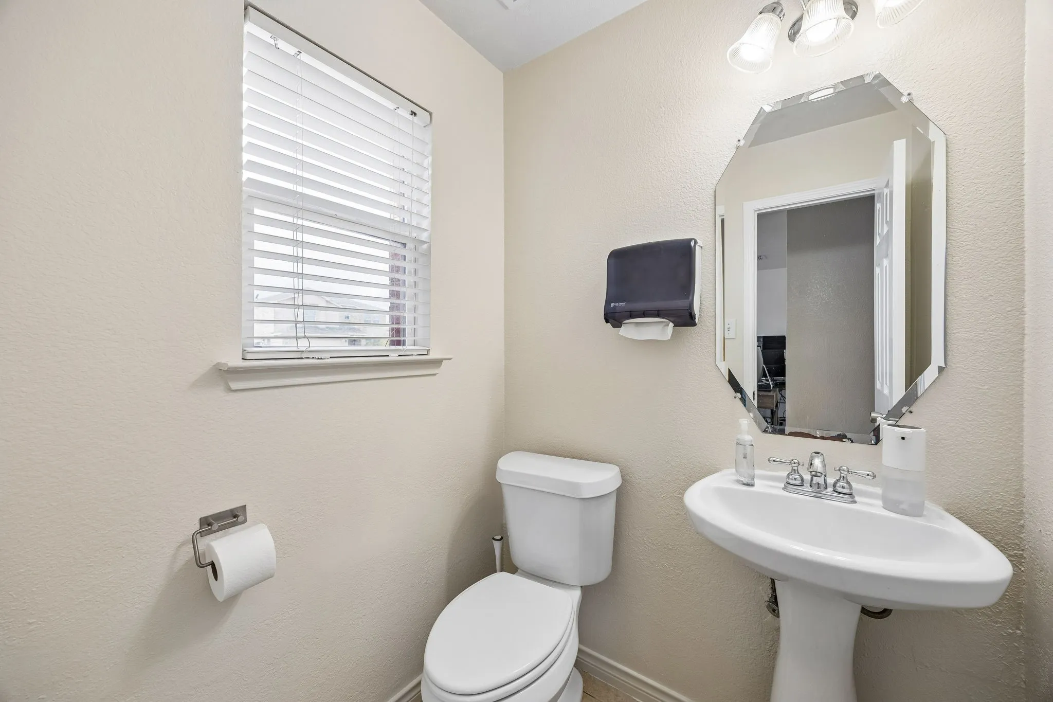 Single Family Residence For Sale in Dallas County , 4706 Creekview Lane, Balch Springs, Texas 75180, 3 Bedroom, 3 Bathroom, 2 Garage spaces, 2,362 Sqft, built in 2006, mls#21200317, Real Estate Agent in Balch Springs, Homes For Sale in Dallas county, Homes For Sale in Balch Springs, Realtor in Balch Springs Texas, Real Estate Brokerage Independent Realty Texas, Luminita Cordes Realtor