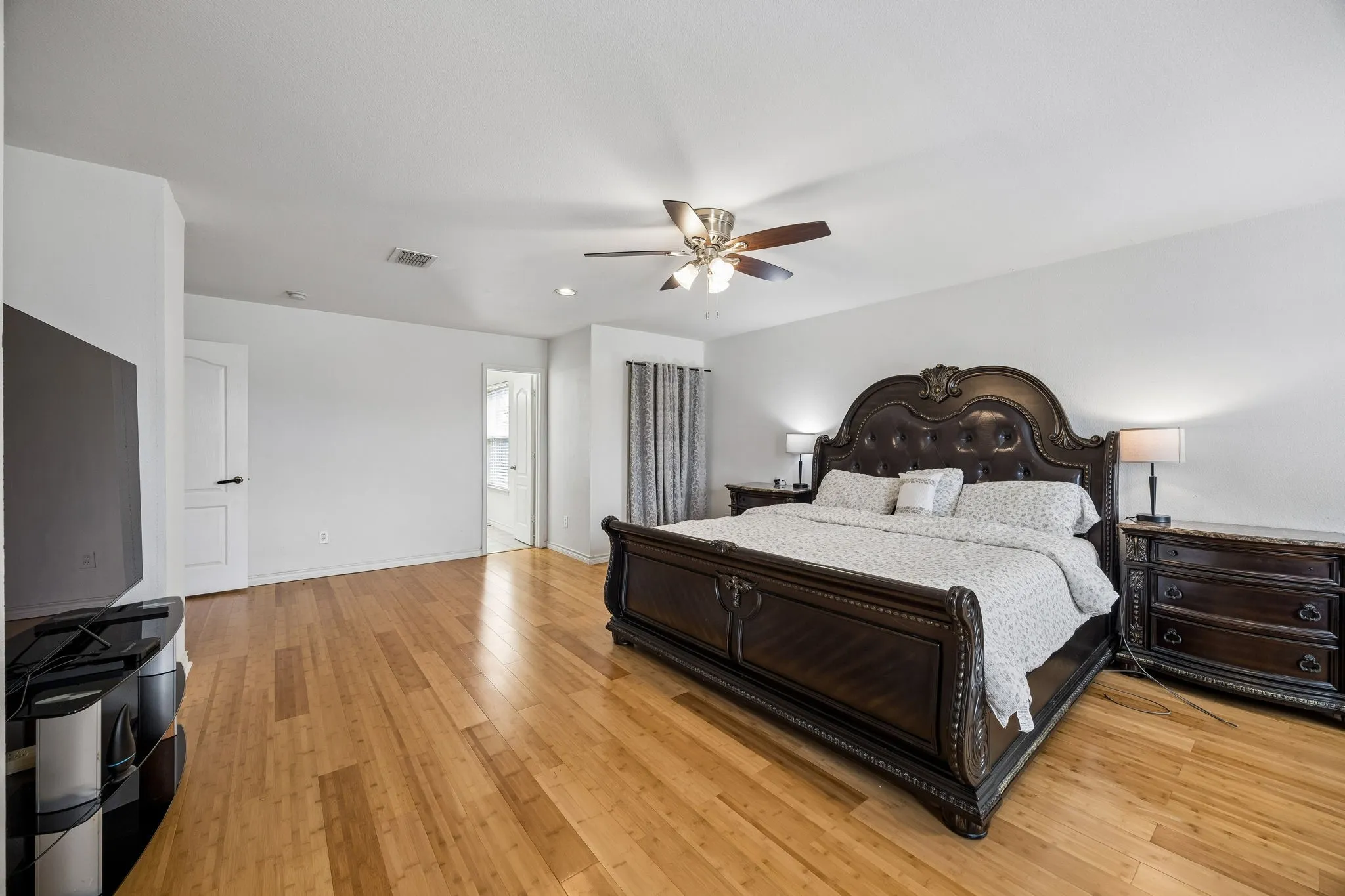Single Family Residence For Sale in Dallas County , 4706 Creekview Lane, Balch Springs, Texas 75180, 3 Bedroom, 3 Bathroom, 2 Garage spaces, 2,362 Sqft, built in 2006, mls#21200317, Real Estate Agent in Balch Springs, Homes For Sale in Dallas county, Homes For Sale in Balch Springs, Realtor in Balch Springs Texas, Real Estate Brokerage Independent Realty Texas, Luminita Cordes Realtor