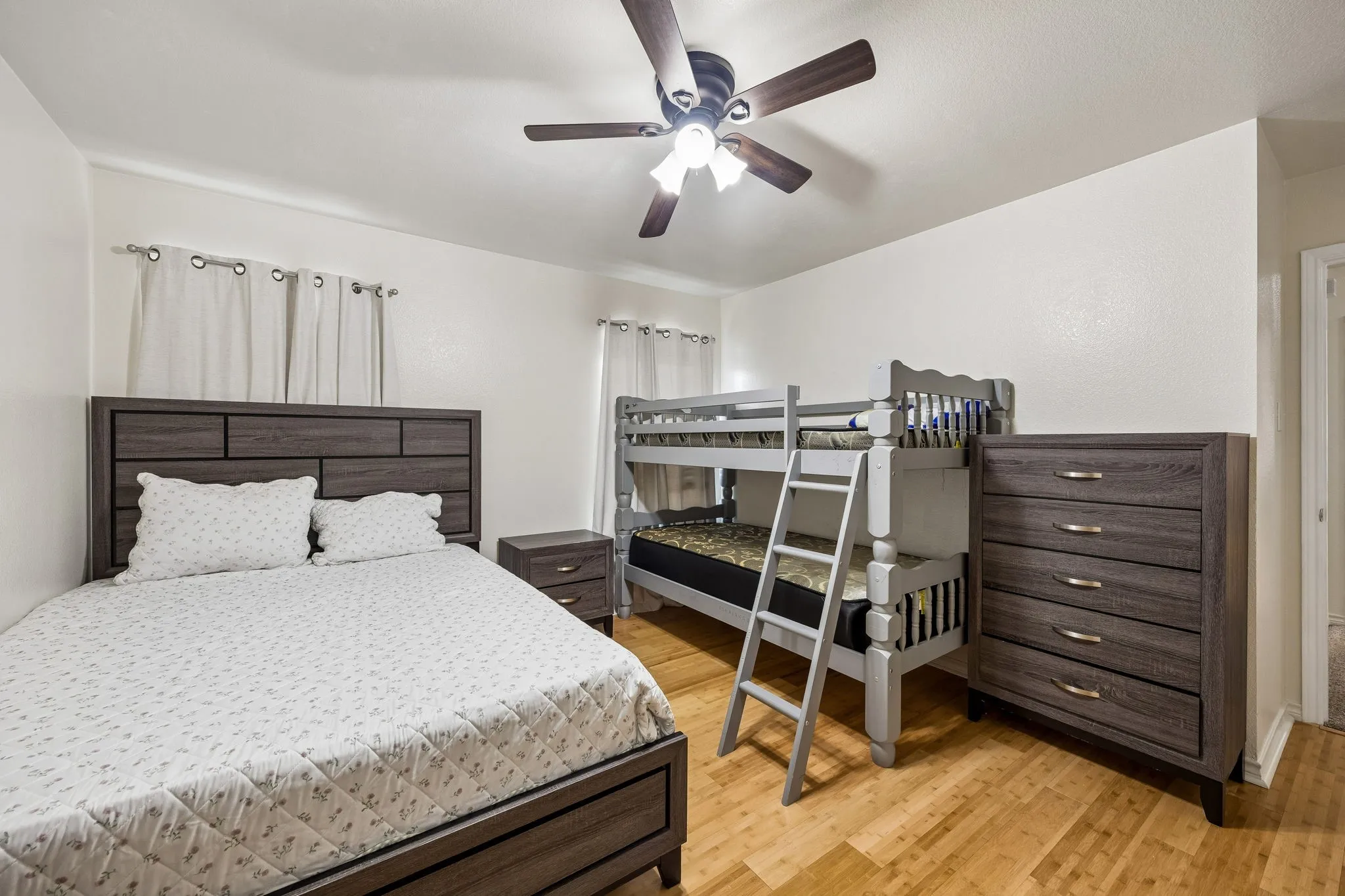 Single Family Residence For Sale in Dallas County , 4706 Creekview Lane, Balch Springs, Texas 75180, 3 Bedroom, 3 Bathroom, 2 Garage spaces, 2,362 Sqft, built in 2006, mls#21200317, Real Estate Agent in Balch Springs, Homes For Sale in Dallas county, Homes For Sale in Balch Springs, Realtor in Balch Springs Texas, Real Estate Brokerage Independent Realty Texas, Luminita Cordes Realtor