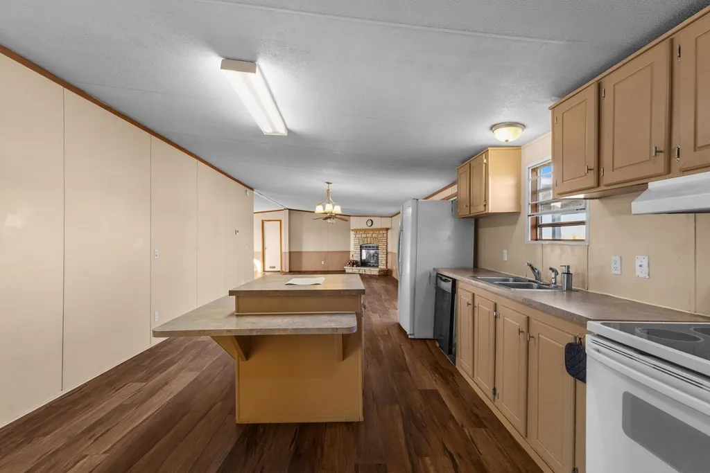 Mobile Home For Sale in Van Zandt County , 289 Vz County Road 3122, Edgewood, Texas 75117, 4 Bedrooms, 2 Bathrooms, Garage spaces, 2,128 Sqft, built in 2006, Price $239,000, mls#21194966, Real Estate Agent in Edgewood, Homes For Sale in Van Zandt county, Homes For Sale in Edgewood, Realtor in Edgewood Texas, Real Estate Brokerage Independent Realty Texas, Luminita Cordes Realtor