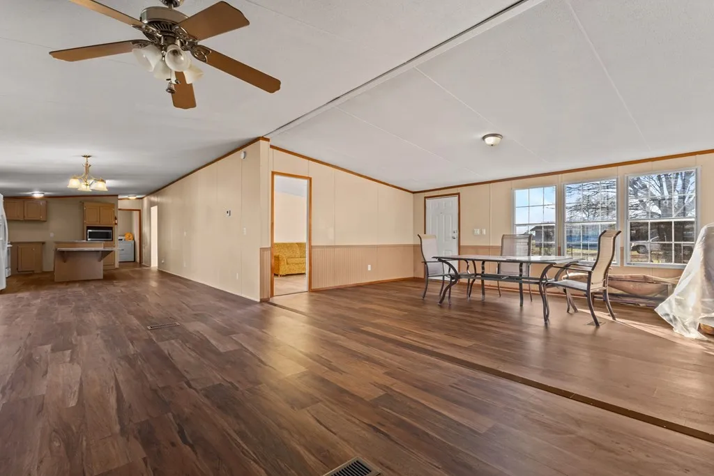 Mobile Home For Sale in Van Zandt County , 289 Vz County Road 3122, Edgewood, Texas 75117, 4 Bedrooms, 2 Bathrooms, Garage spaces, 2,128 Sqft, built in 2006, Price $239,000, mls#21194966, Real Estate Agent in Edgewood, Homes For Sale in Van Zandt county, Homes For Sale in Edgewood, Realtor in Edgewood Texas, Real Estate Brokerage Independent Realty Texas, Luminita Cordes Realtor