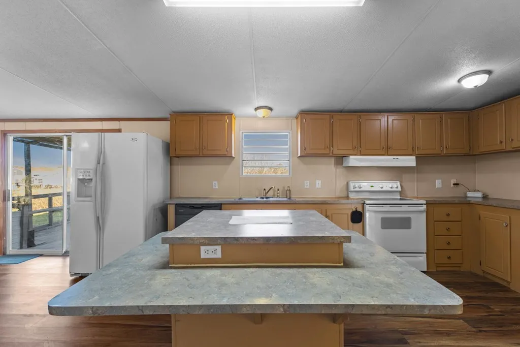 Mobile Home For Sale in Van Zandt County , 289 Vz County Road 3122, Edgewood, Texas 75117, 4 Bedrooms, 2 Bathrooms, Garage spaces, 2,128 Sqft, built in 2006, Price $239,000, mls#21194966, Real Estate Agent in Edgewood, Homes For Sale in Van Zandt county, Homes For Sale in Edgewood, Realtor in Edgewood Texas, Real Estate Brokerage Independent Realty Texas, Luminita Cordes Realtor