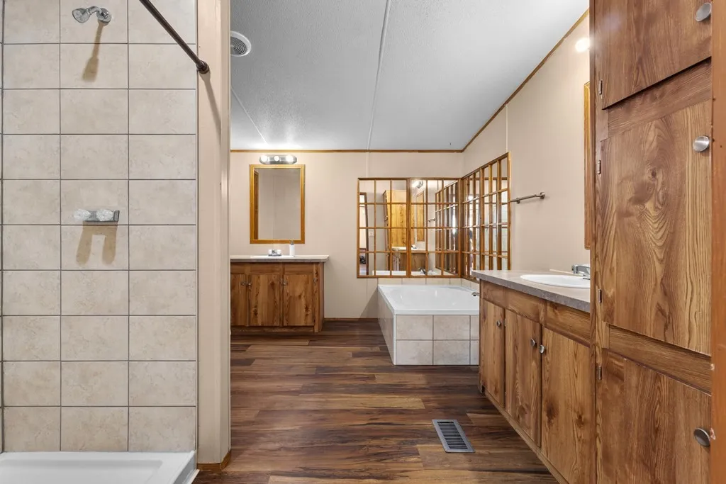 Mobile Home For Sale in Van Zandt County , 289 Vz County Road 3122, Edgewood, Texas 75117, 4 Bedrooms, 2 Bathrooms, Garage spaces, 2,128 Sqft, built in 2006, Price $239,000, mls#21194966, Real Estate Agent in Edgewood, Homes For Sale in Van Zandt county, Homes For Sale in Edgewood, Realtor in Edgewood Texas, Real Estate Brokerage Independent Realty Texas, Luminita Cordes Realtor