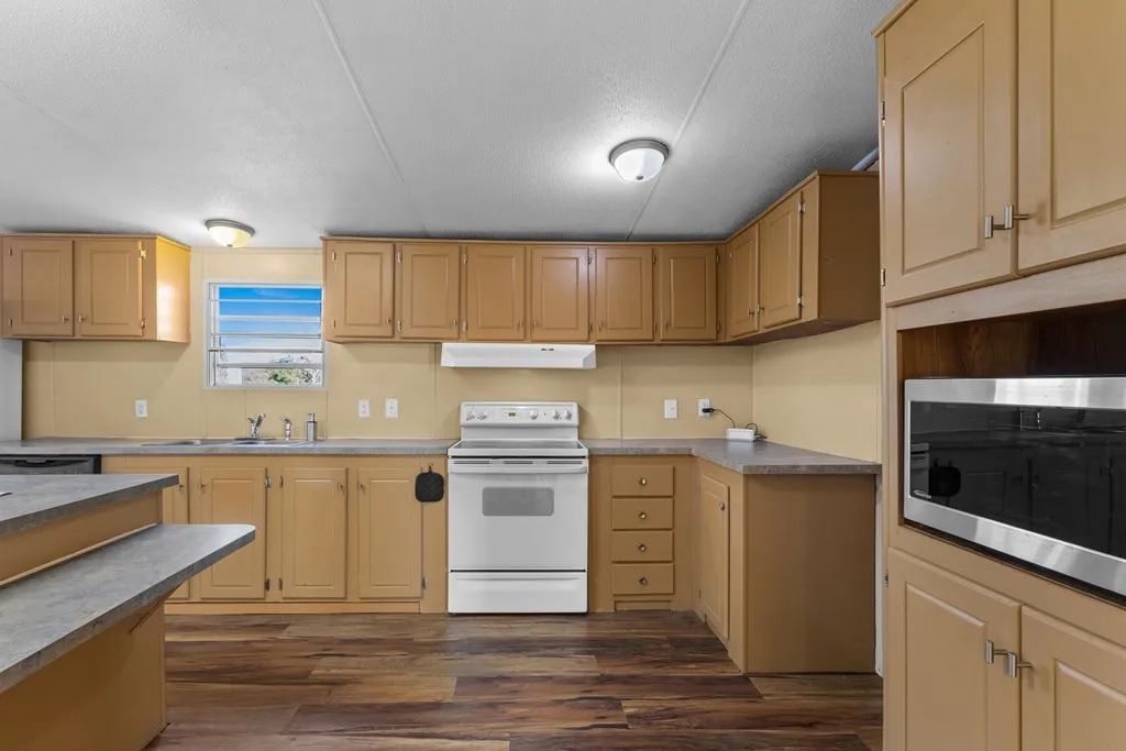 Mobile Home For Sale in Van Zandt County , 289 Vz County Road 3122, Edgewood, Texas 75117, 4 Bedrooms, 2 Bathrooms, Garage spaces, 2,128 Sqft, built in 2006, Price $239,000, mls#21194966, Real Estate Agent in Edgewood, Homes For Sale in Van Zandt county, Homes For Sale in Edgewood, Realtor in Edgewood Texas, Real Estate Brokerage Independent Realty Texas, Luminita Cordes Realtor