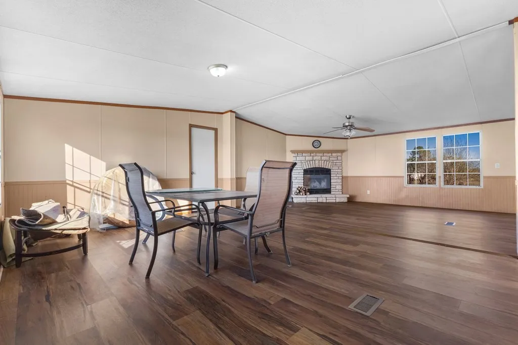 Mobile Home For Sale in Van Zandt County , 289 Vz County Road 3122, Edgewood, Texas 75117, 4 Bedrooms, 2 Bathrooms, Garage spaces, 2,128 Sqft, built in 2006, Price $239,000, mls#21194966, Real Estate Agent in Edgewood, Homes For Sale in Van Zandt county, Homes For Sale in Edgewood, Realtor in Edgewood Texas, Real Estate Brokerage Independent Realty Texas, Luminita Cordes Realtor