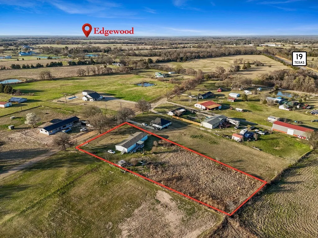 Mobile Home For Sale in Van Zandt County , 289 Vz County Road 3122, Edgewood, Texas 75117, 4 Bedrooms, 2 Bathrooms, Garage spaces, 2,128 Sqft, built in 2006, Price $239,000, mls#21194966, Real Estate Agent in Edgewood, Homes For Sale in Van Zandt county, Homes For Sale in Edgewood, Realtor in Edgewood Texas, Real Estate Brokerage Independent Realty Texas, Luminita Cordes Realtor