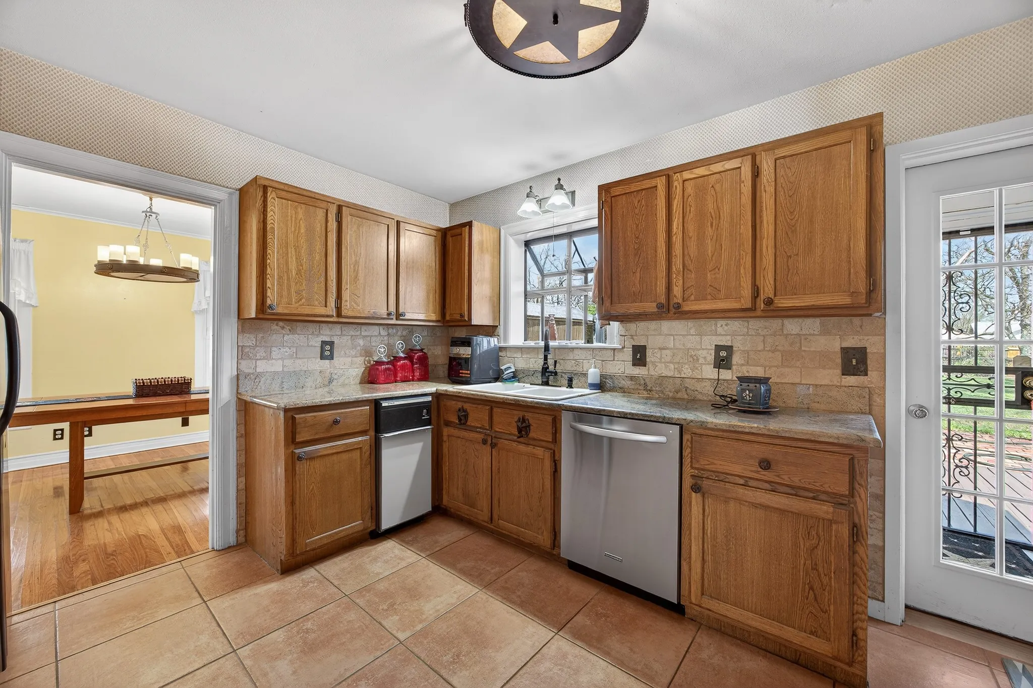 Single Family Residence For Sale in Tarrant County , 2525 Goldenrod Avenue, Fort Worth, Texas 76111, 3 Bedroom, 2 Bathroom, 1 Garage spaces, 1,606 Sqft, built in 1939, mls#21188548, Real Estate Agent in Fort Worth, Homes For Sale in Tarrant county, Homes For Sale in Fort Worth, Realtor in Fort Worth Texas, Real Estate Brokerage Independent Realty Texas, Luminita Cordes Realtor