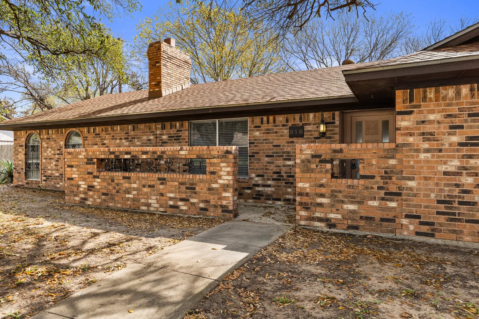 Single Family Residence For Sale in Falls County , 918 Saint Charles Court, Marlin, Texas 76661, 3 Bedroom, 2 Bathroom, 2 Garage spaces, 2,268 Sqft, built in 1977, Price $174,900, mls#21200025, Real Estate Agent in Marlin, Homes For Sale in Falls county, Homes For Sale in Marlin, Realtor in Marlin Texas, Real Estate Brokerage Independent Realty Texas, Luminita Cordes Realtor
