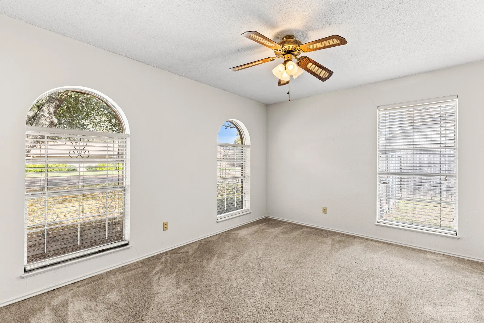 Single Family Residence For Sale in Falls County , 918 Saint Charles Court, Marlin, Texas 76661, 3 Bedroom, 2 Bathroom, 2 Garage spaces, 2,268 Sqft, built in 1977, Price $174,900, mls#21200025, Real Estate Agent in Marlin, Homes For Sale in Falls county, Homes For Sale in Marlin, Realtor in Marlin Texas, Real Estate Brokerage Independent Realty Texas, Luminita Cordes Realtor