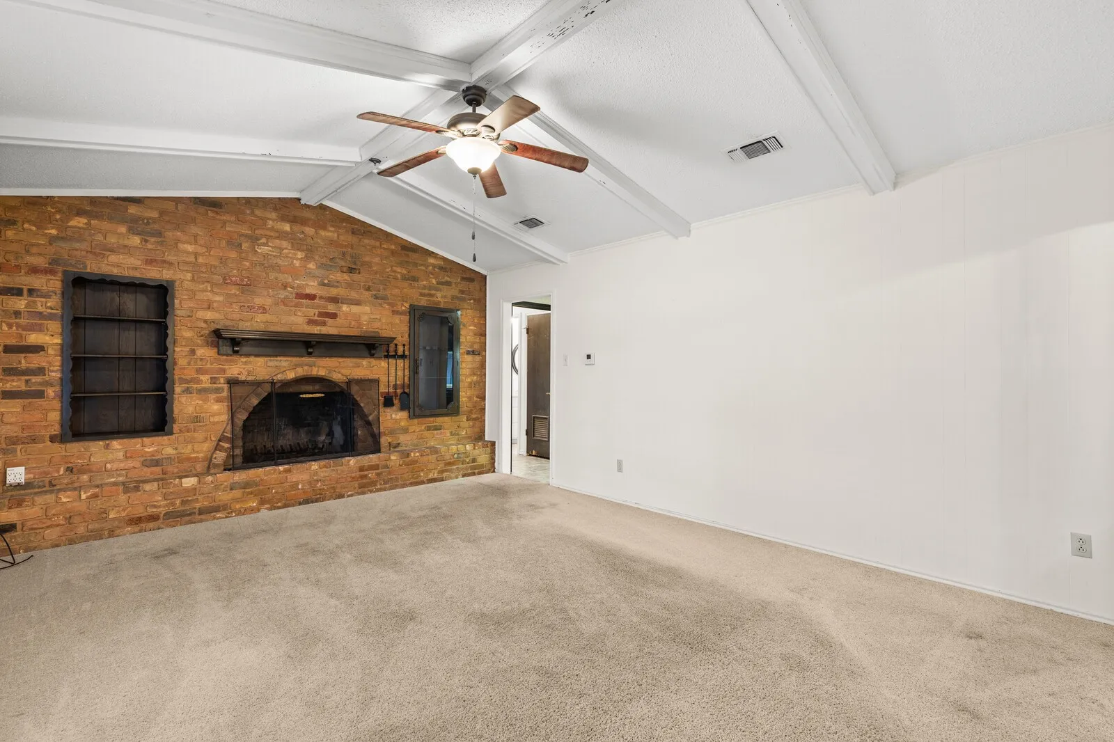Single Family Residence For Sale in Falls County , 918 Saint Charles Court, Marlin, Texas 76661, 3 Bedroom, 2 Bathroom, 2 Garage spaces, 2,268 Sqft, built in 1977, Price $174,900, mls#21200025, Real Estate Agent in Marlin, Homes For Sale in Falls county, Homes For Sale in Marlin, Realtor in Marlin Texas, Real Estate Brokerage Independent Realty Texas, Luminita Cordes Realtor
