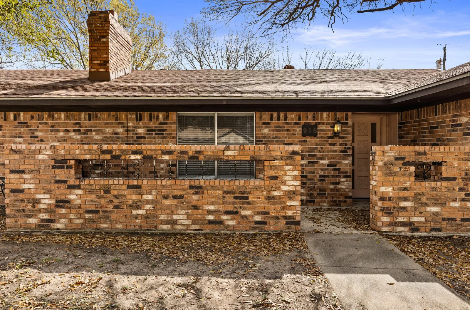 Single Family Residence For Sale in Falls County , 918 Saint Charles Court, Marlin, Texas 76661, 3 Bedroom, 2 Bathroom, 2 Garage spaces, 2,268 Sqft, built in 1977, Price $174,900, mls#21200025, Real Estate Agent in Marlin, Homes For Sale in Falls county, Homes For Sale in Marlin, Realtor in Marlin Texas, Real Estate Brokerage Independent Realty Texas, Luminita Cordes Realtor