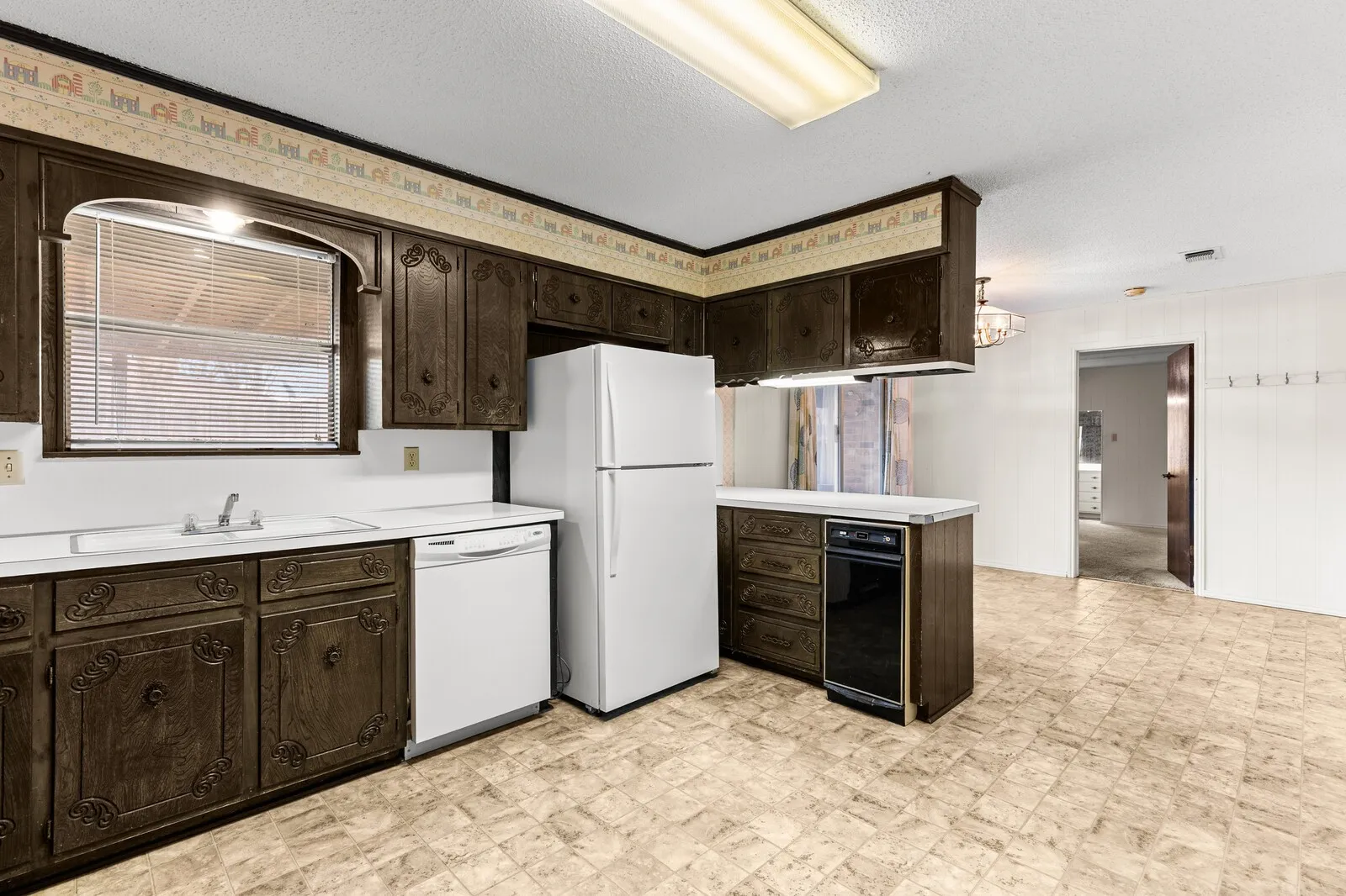 Single Family Residence For Sale in Falls County , 918 Saint Charles Court, Marlin, Texas 76661, 3 Bedroom, 2 Bathroom, 2 Garage spaces, 2,268 Sqft, built in 1977, Price $174,900, mls#21200025, Real Estate Agent in Marlin, Homes For Sale in Falls county, Homes For Sale in Marlin, Realtor in Marlin Texas, Real Estate Brokerage Independent Realty Texas, Luminita Cordes Realtor