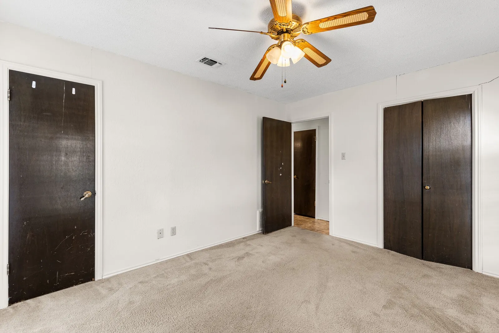 Single Family Residence For Sale in Falls County , 918 Saint Charles Court, Marlin, Texas 76661, 3 Bedroom, 2 Bathroom, 2 Garage spaces, 2,268 Sqft, built in 1977, Price $174,900, mls#21200025, Real Estate Agent in Marlin, Homes For Sale in Falls county, Homes For Sale in Marlin, Realtor in Marlin Texas, Real Estate Brokerage Independent Realty Texas, Luminita Cordes Realtor