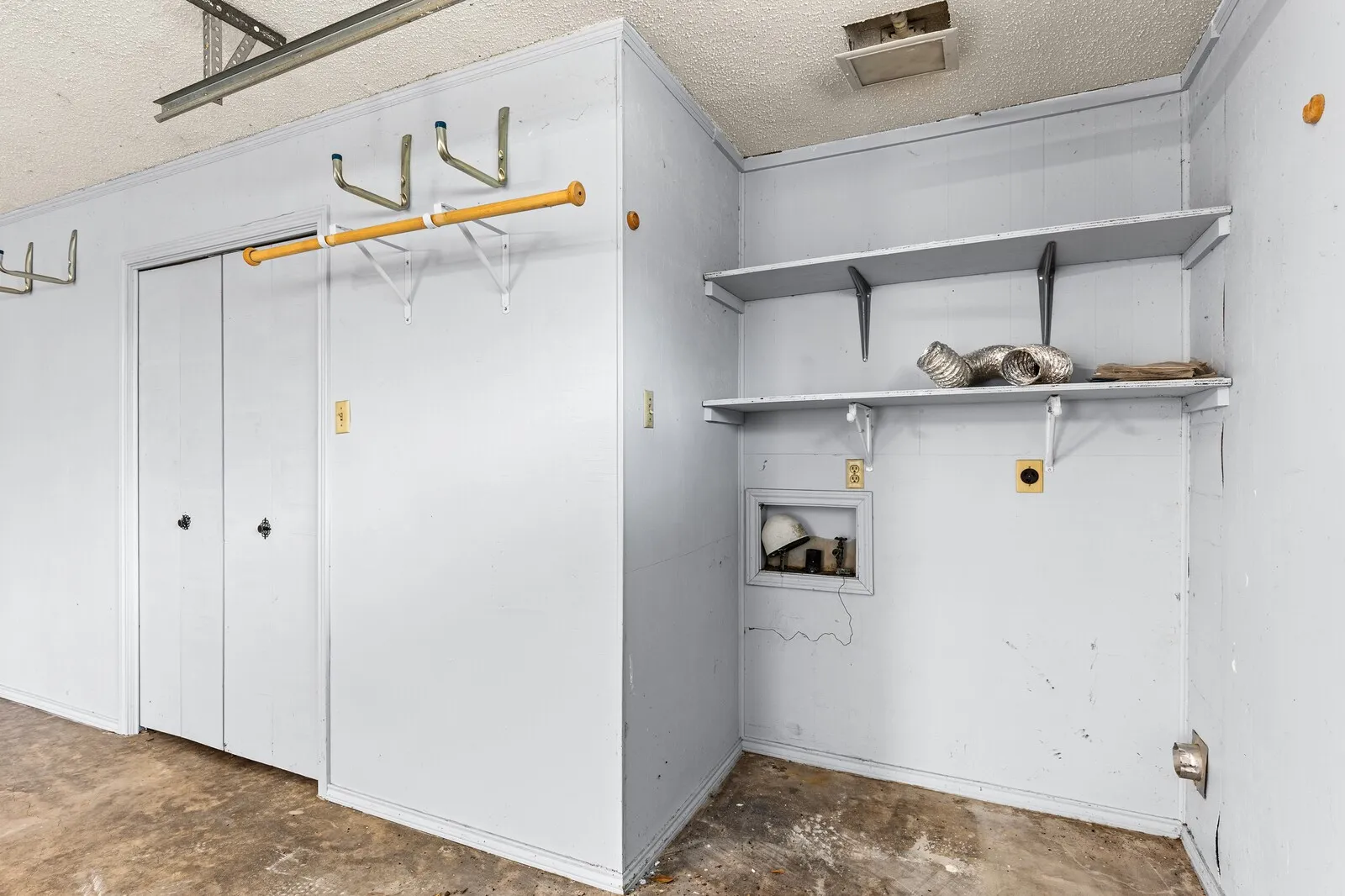 Single Family Residence For Sale in Falls County , 918 Saint Charles Court, Marlin, Texas 76661, 3 Bedroom, 2 Bathroom, 2 Garage spaces, 2,268 Sqft, built in 1977, Price $174,900, mls#21200025, Real Estate Agent in Marlin, Homes For Sale in Falls county, Homes For Sale in Marlin, Realtor in Marlin Texas, Real Estate Brokerage Independent Realty Texas, Luminita Cordes Realtor