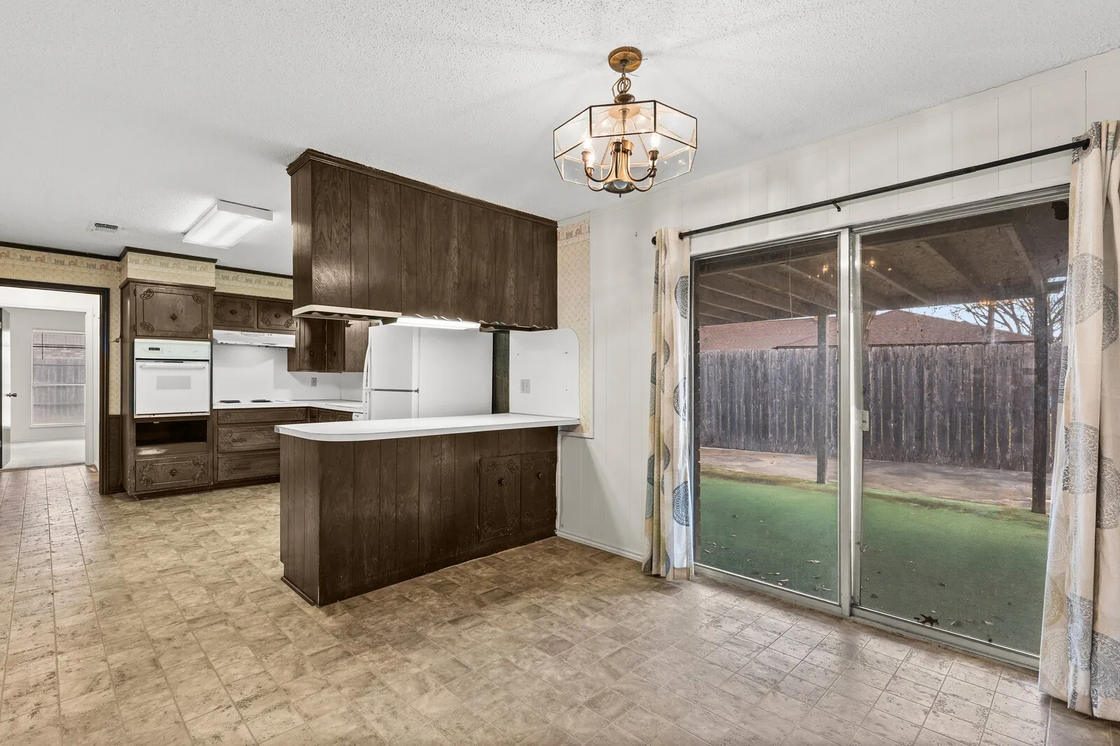 Single Family Residence For Sale in Falls County , 918 Saint Charles Court, Marlin, Texas 76661, 3 Bedroom, 2 Bathroom, 2 Garage spaces, 2,268 Sqft, built in 1977, Price $174,900, mls#21200025, Real Estate Agent in Marlin, Homes For Sale in Falls county, Homes For Sale in Marlin, Realtor in Marlin Texas, Real Estate Brokerage Independent Realty Texas, Luminita Cordes Realtor