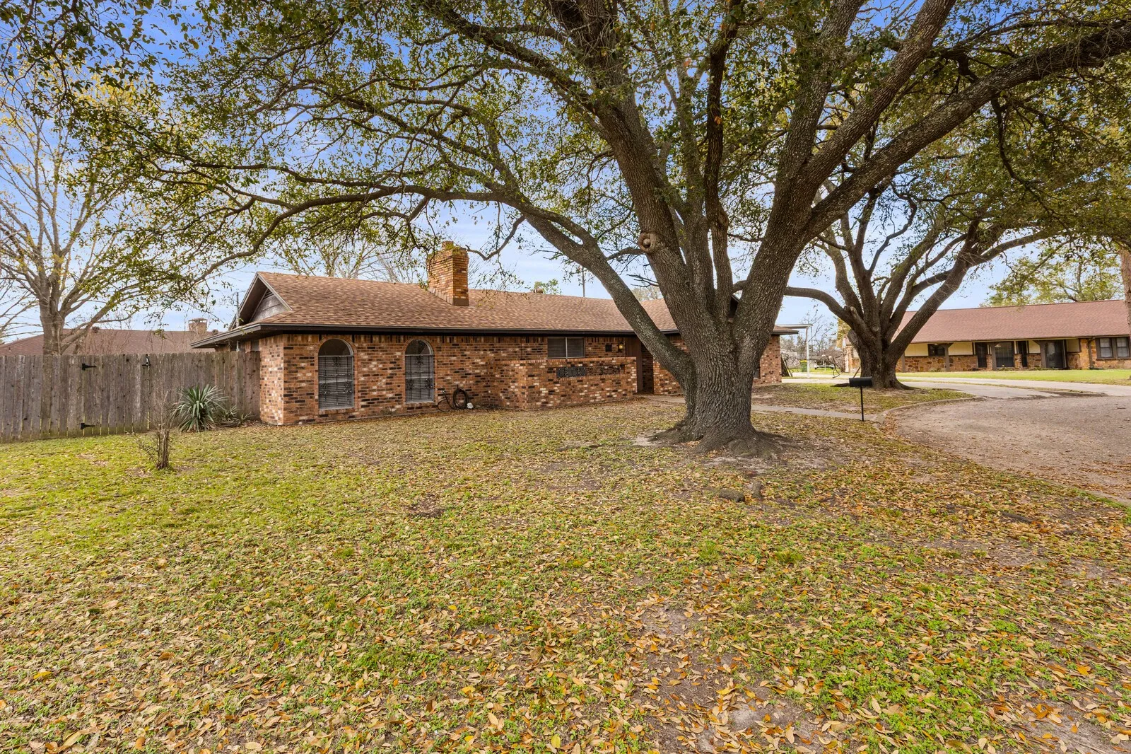 Single Family Residence For Sale in Falls County , 918 Saint Charles Court, Marlin, Texas 76661, 3 Bedroom, 2 Bathroom, 2 Garage spaces, 2,268 Sqft, built in 1977, Price $174,900, mls#21200025, Real Estate Agent in Marlin, Homes For Sale in Falls county, Homes For Sale in Marlin, Realtor in Marlin Texas, Real Estate Brokerage Independent Realty Texas, Luminita Cordes Realtor