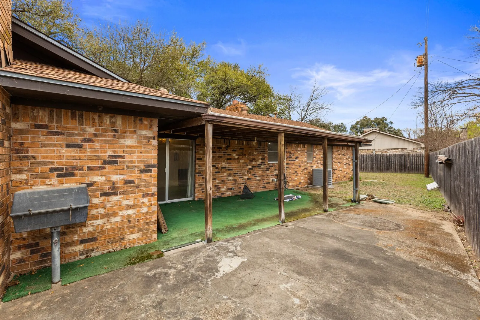 Single Family Residence For Sale in Falls County , 918 Saint Charles Court, Marlin, Texas 76661, 3 Bedroom, 2 Bathroom, 2 Garage spaces, 2,268 Sqft, built in 1977, Price $174,900, mls#21200025, Real Estate Agent in Marlin, Homes For Sale in Falls county, Homes For Sale in Marlin, Realtor in Marlin Texas, Real Estate Brokerage Independent Realty Texas, Luminita Cordes Realtor