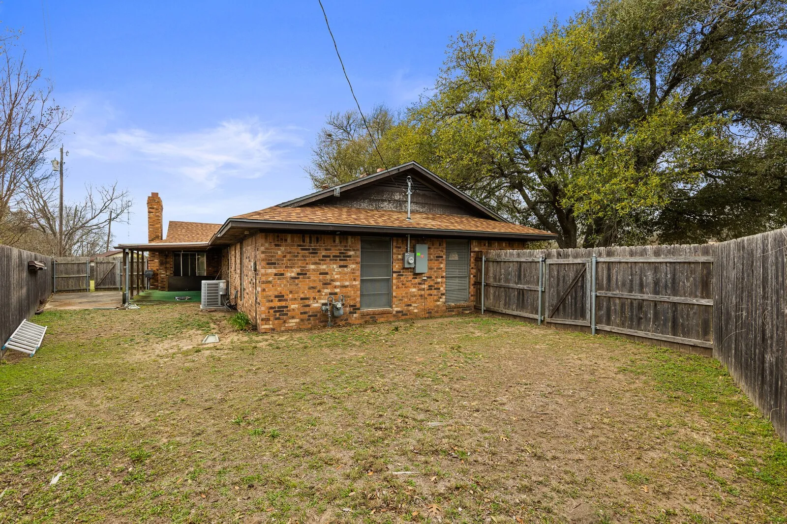 Single Family Residence For Sale in Falls County , 918 Saint Charles Court, Marlin, Texas 76661, 3 Bedroom, 2 Bathroom, 2 Garage spaces, 2,268 Sqft, built in 1977, Price $174,900, mls#21200025, Real Estate Agent in Marlin, Homes For Sale in Falls county, Homes For Sale in Marlin, Realtor in Marlin Texas, Real Estate Brokerage Independent Realty Texas, Luminita Cordes Realtor