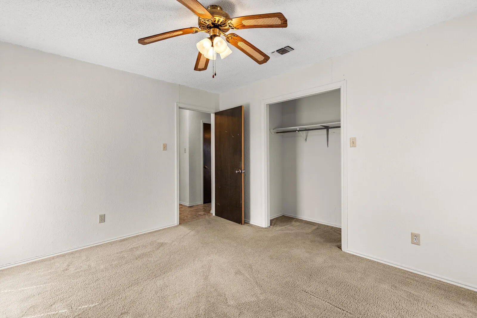 Single Family Residence For Sale in Falls County , 918 Saint Charles Court, Marlin, Texas 76661, 3 Bedroom, 2 Bathroom, 2 Garage spaces, 2,268 Sqft, built in 1977, Price $174,900, mls#21200025, Real Estate Agent in Marlin, Homes For Sale in Falls county, Homes For Sale in Marlin, Realtor in Marlin Texas, Real Estate Brokerage Independent Realty Texas, Luminita Cordes Realtor