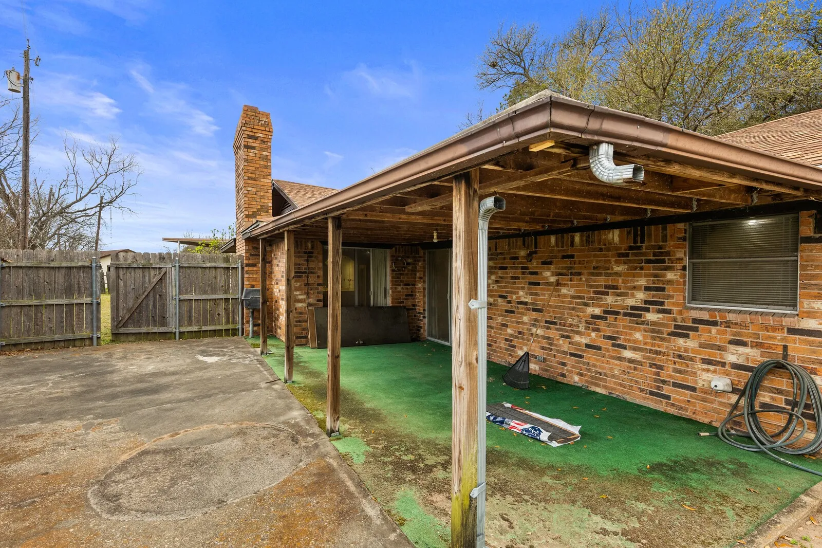 Single Family Residence For Sale in Falls County , 918 Saint Charles Court, Marlin, Texas 76661, 3 Bedroom, 2 Bathroom, 2 Garage spaces, 2,268 Sqft, built in 1977, Price $174,900, mls#21200025, Real Estate Agent in Marlin, Homes For Sale in Falls county, Homes For Sale in Marlin, Realtor in Marlin Texas, Real Estate Brokerage Independent Realty Texas, Luminita Cordes Realtor
