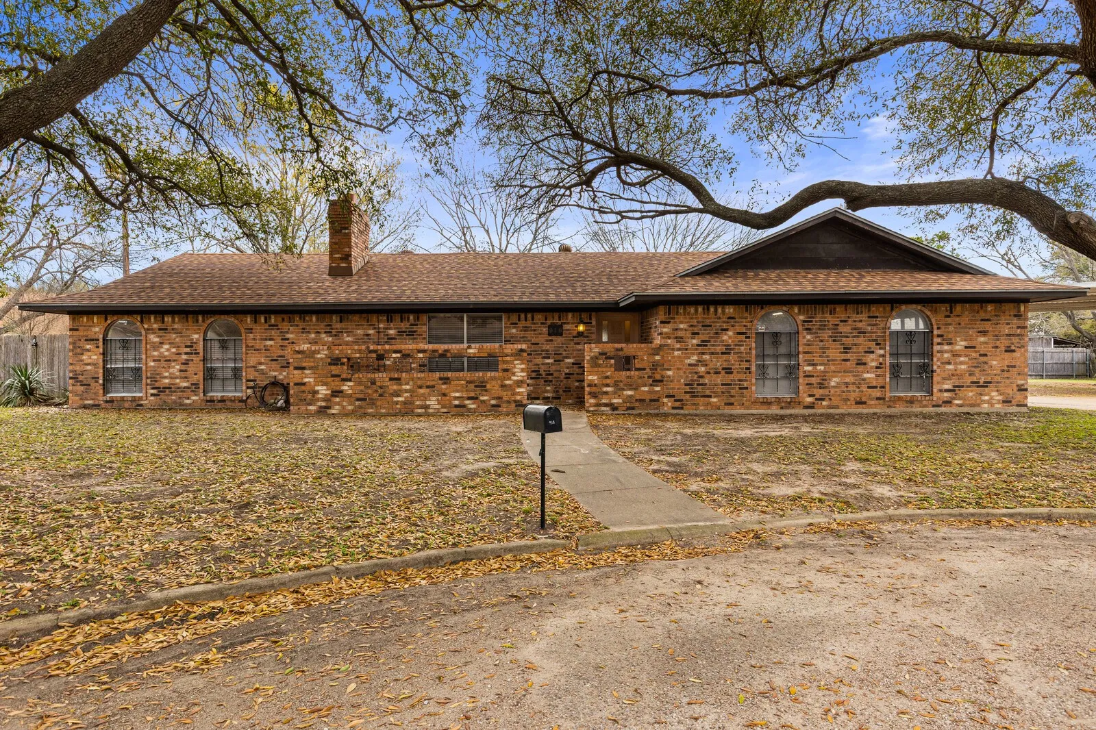 Single Family Residence For Sale in Falls County , 918 Saint Charles Court, Marlin, Texas 76661, 3 Bedroom, 2 Bathroom, 2 Garage spaces, 2,268 Sqft, built in 1977, Price $174,900, mls#21200025, Real Estate Agent in Marlin, Homes For Sale in Falls county, Homes For Sale in Marlin, Realtor in Marlin Texas, Real Estate Brokerage Independent Realty Texas, Luminita Cordes Realtor